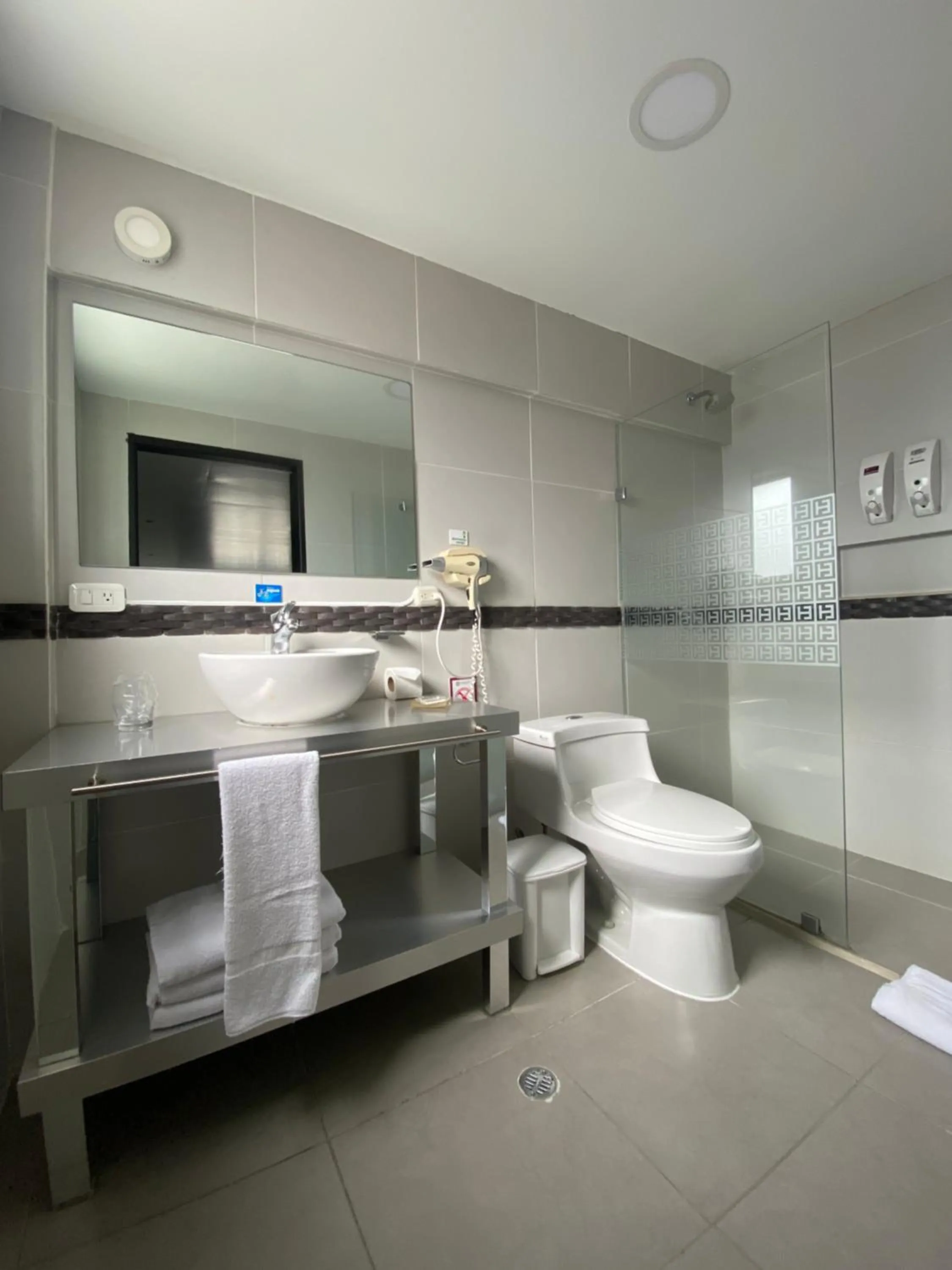 Shower in Embassy Quito