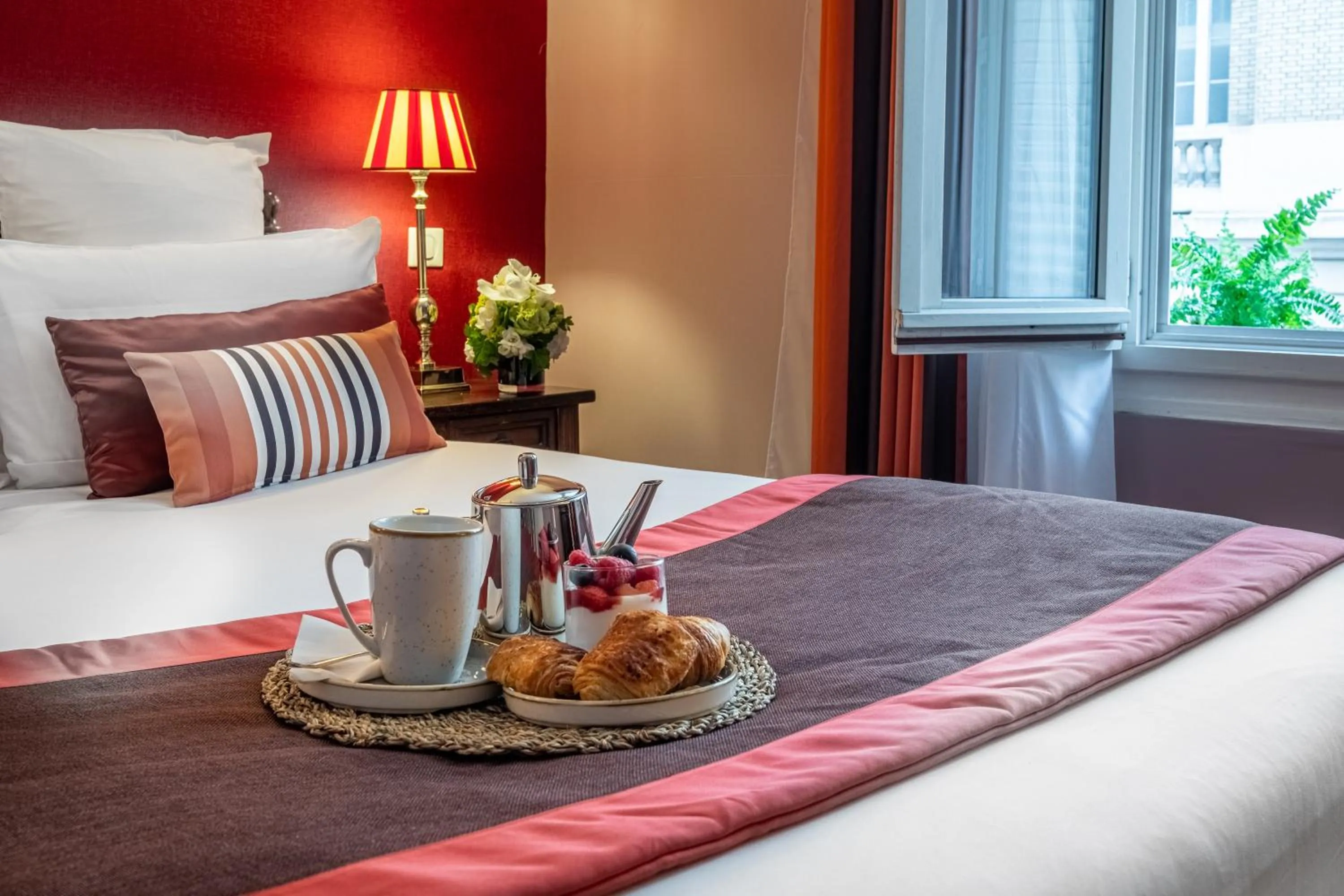 Bedroom, Bed in Hotel Trianon Rive Gauche