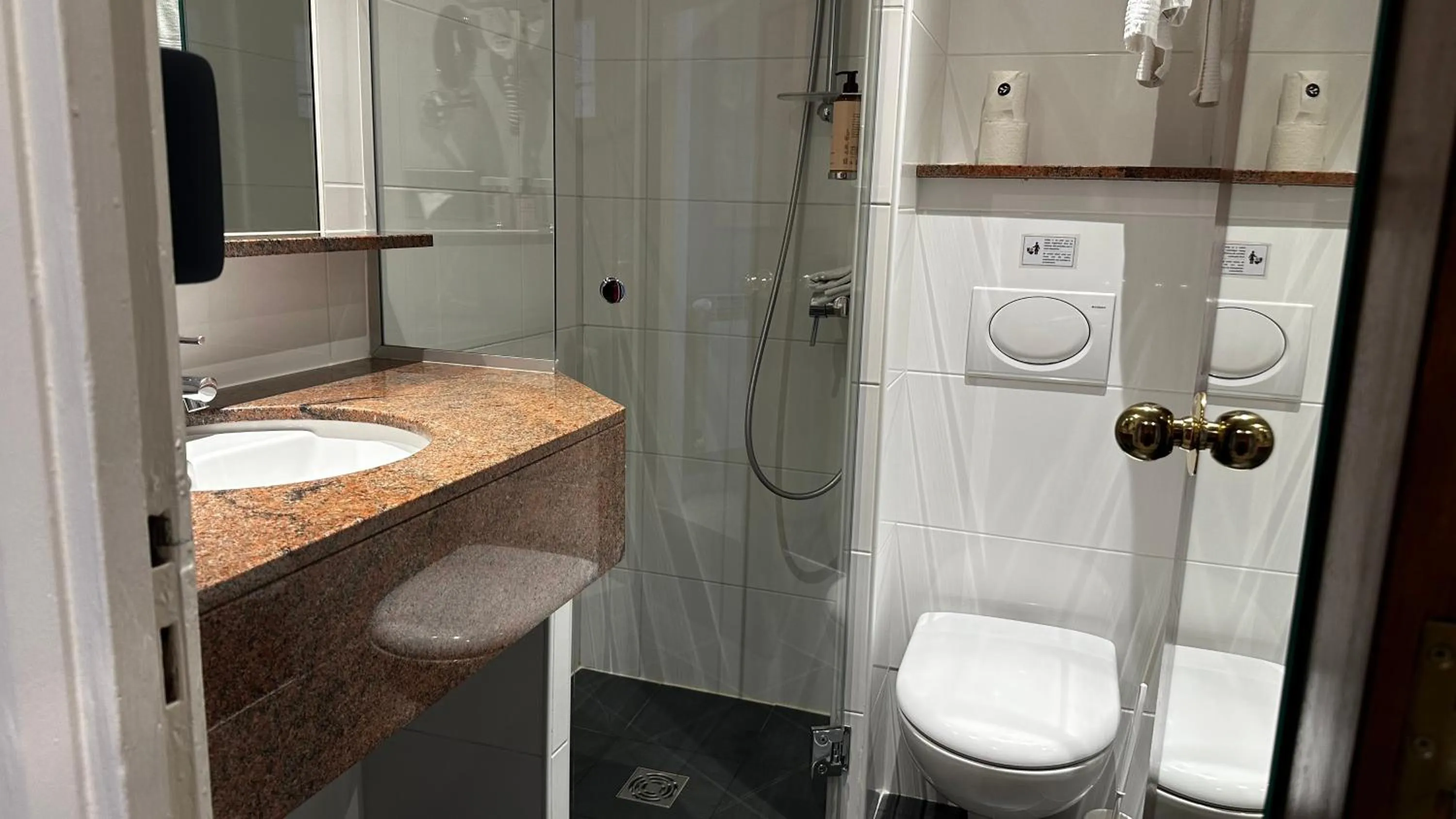 Toilet in Hotel Trianon Rive Gauche