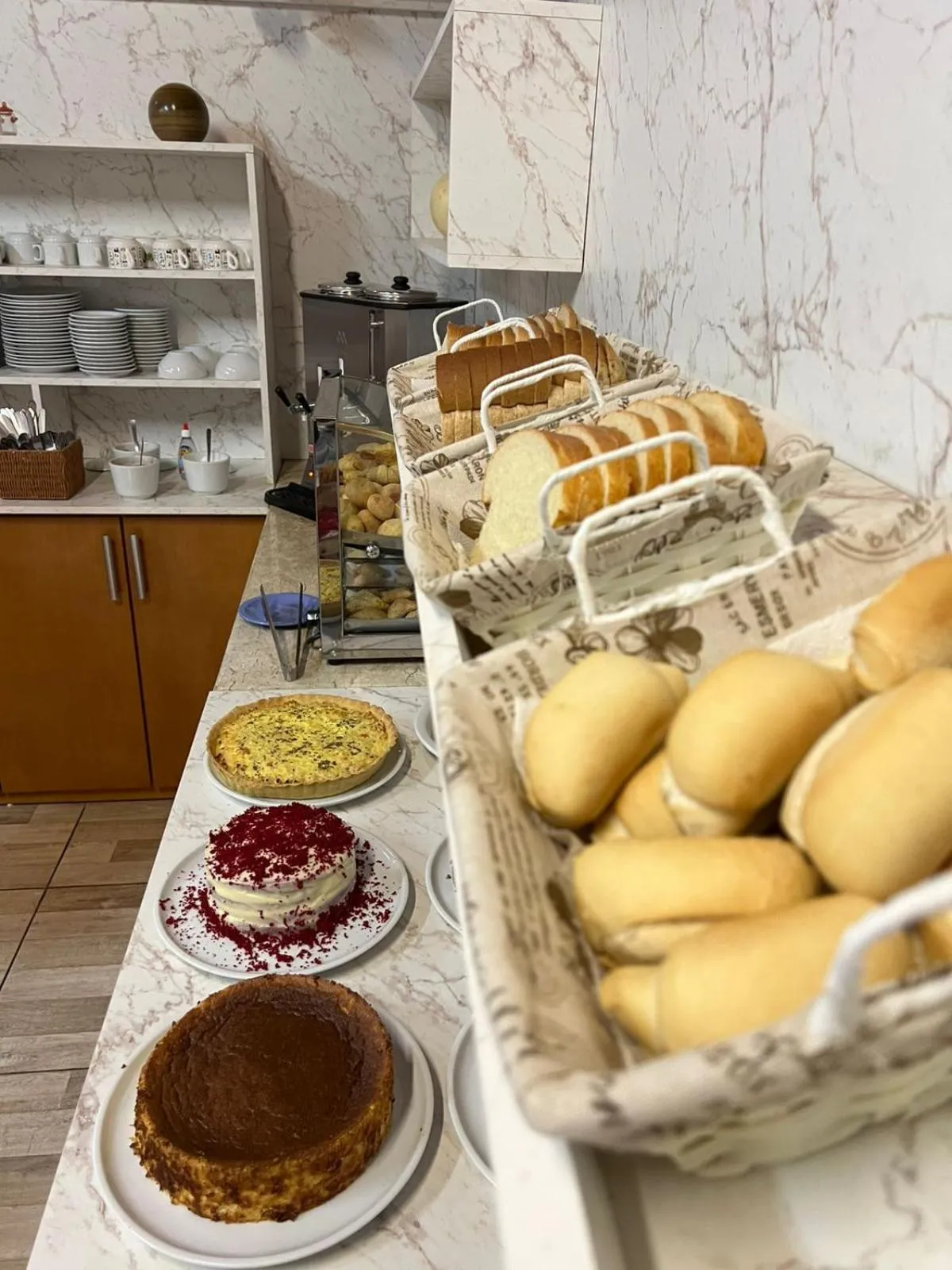 Buffet breakfast in Pousada Maibe Amanhecer na Serra