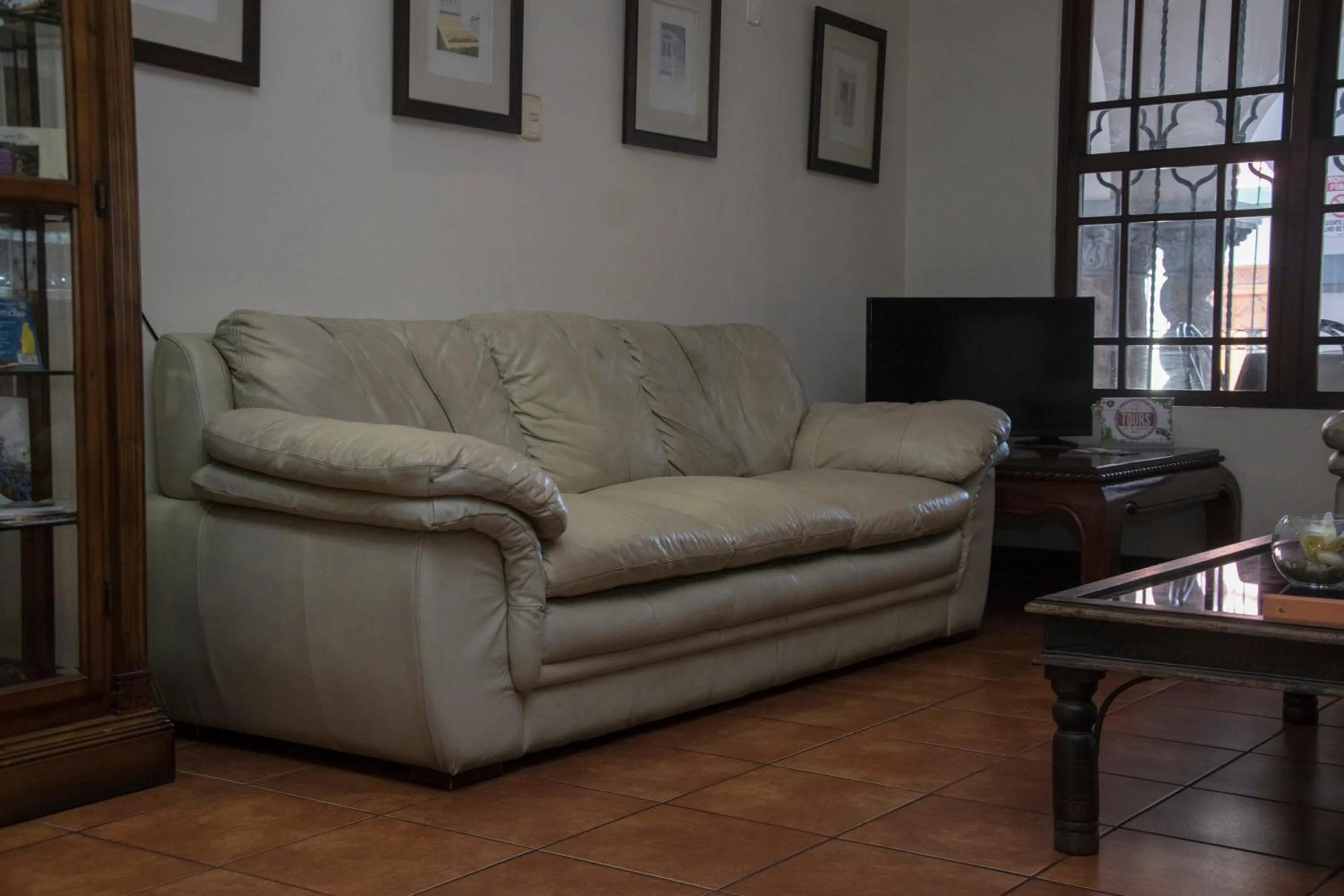 Communal lounge/ TV room in Hotel Colonial