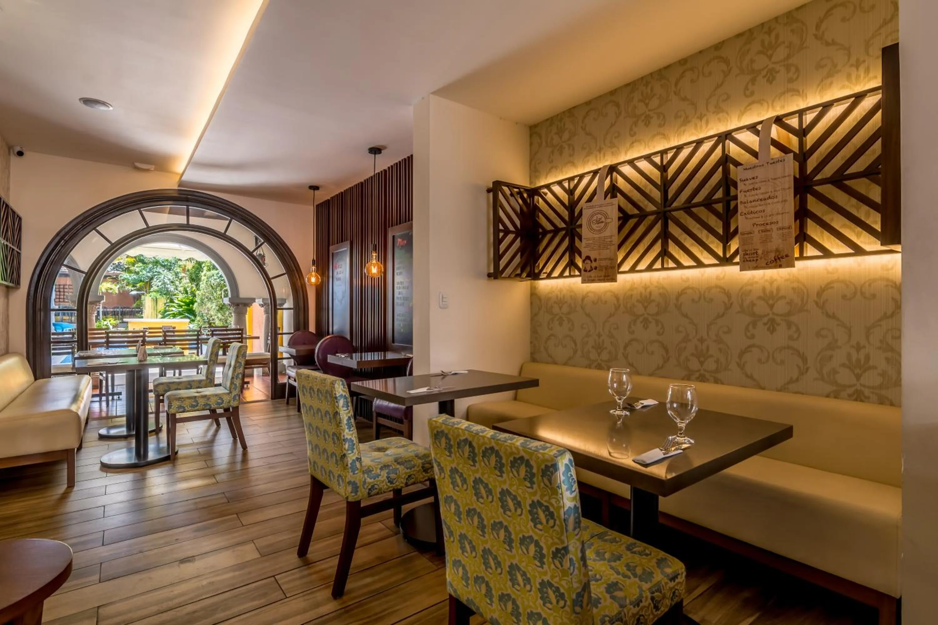 Restaurant/places to eat in Hotel Colonial