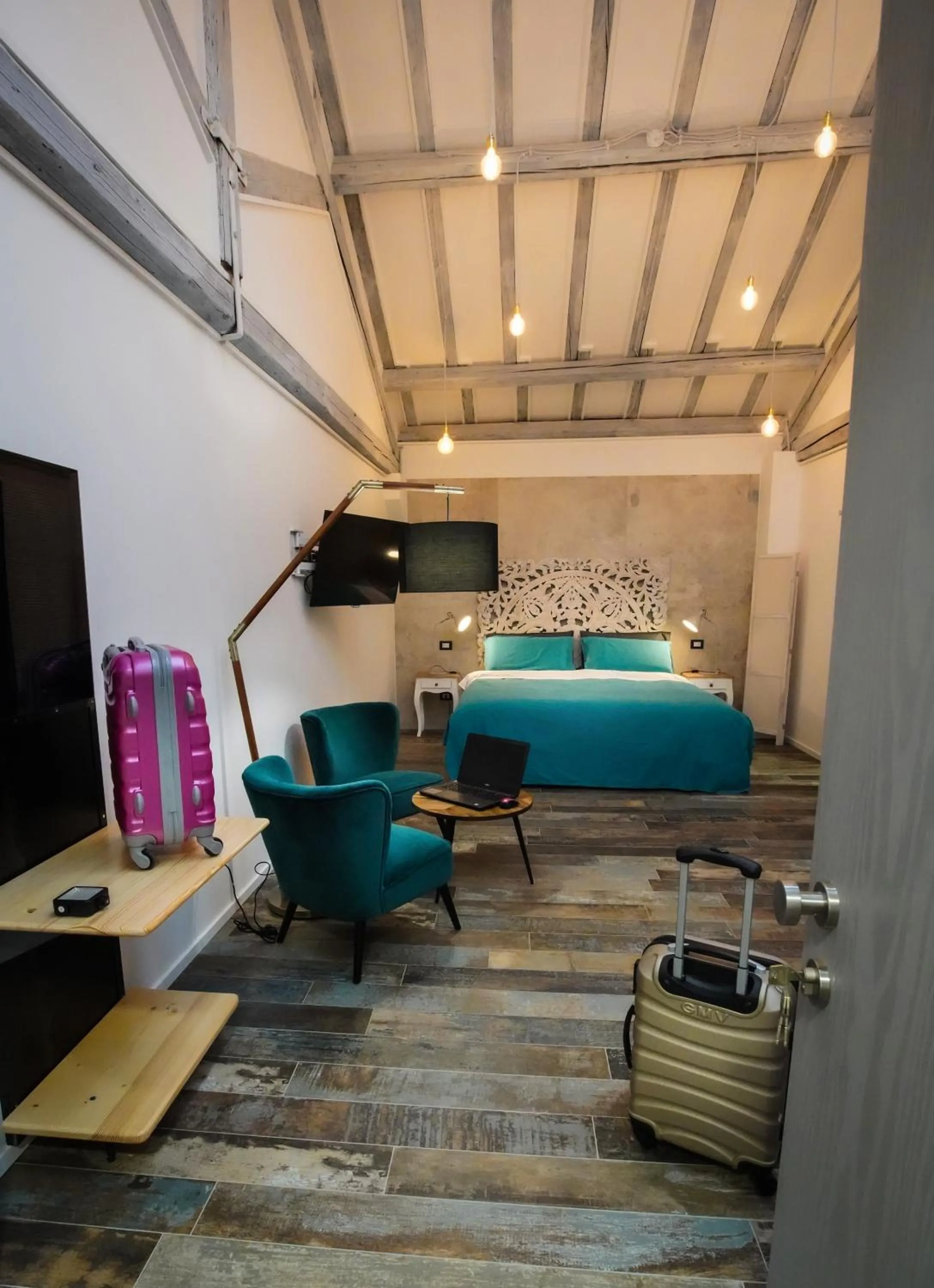 Bedroom, Bed in Rosso Cortese