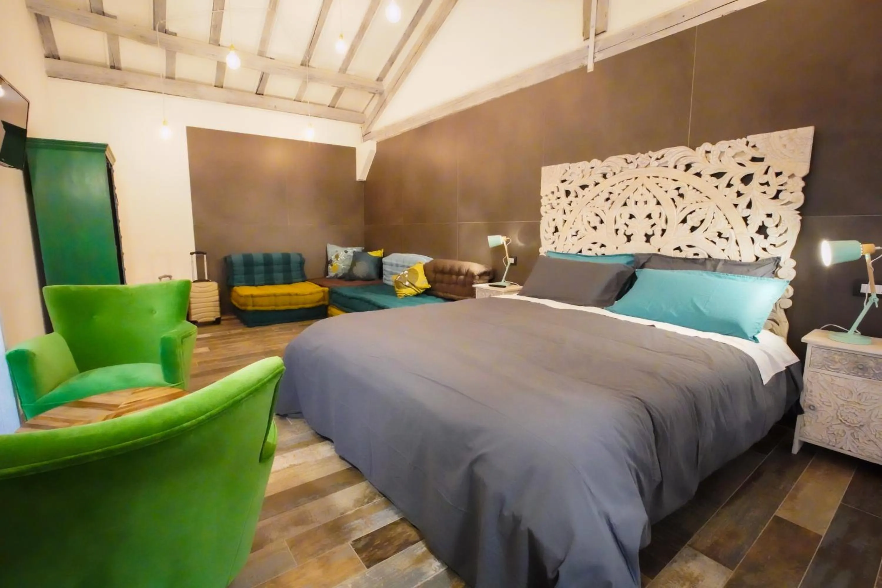 Bedroom, Bed in Rosso Cortese