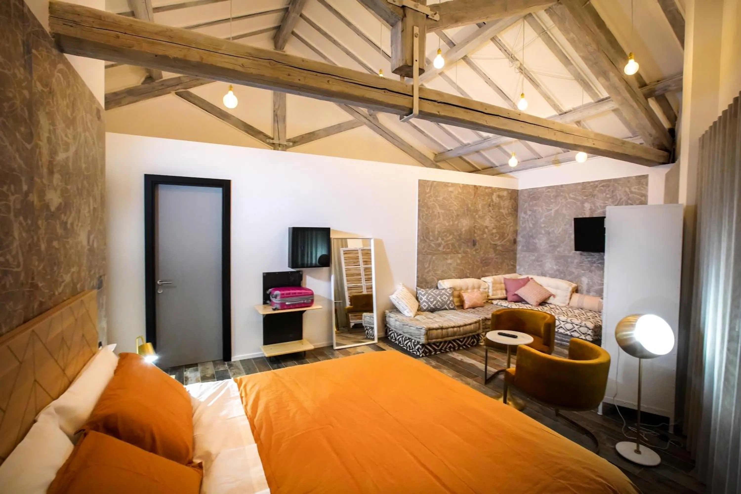 Bedroom, Bed in Rosso Cortese