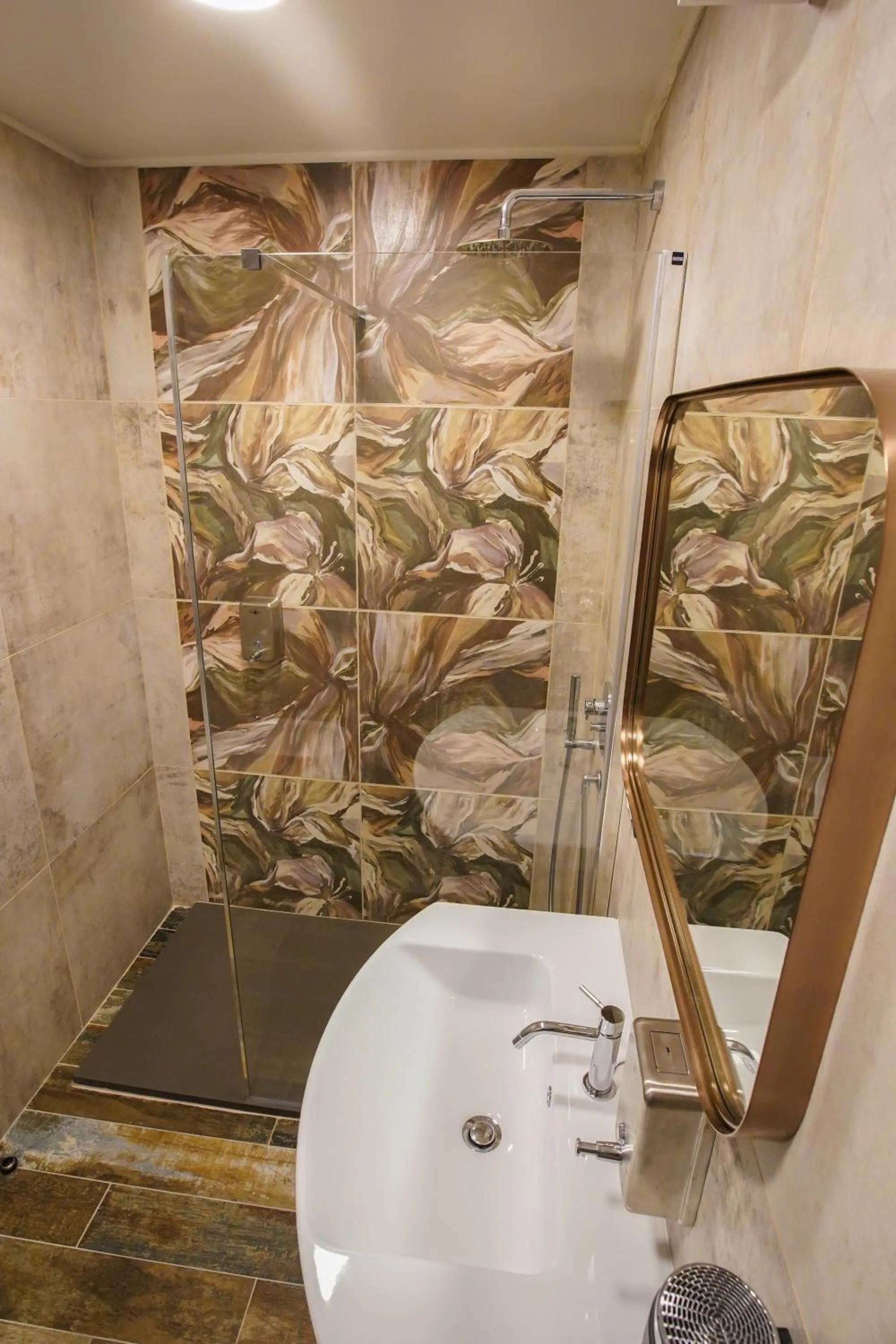 Bathroom in Rosso Cortese