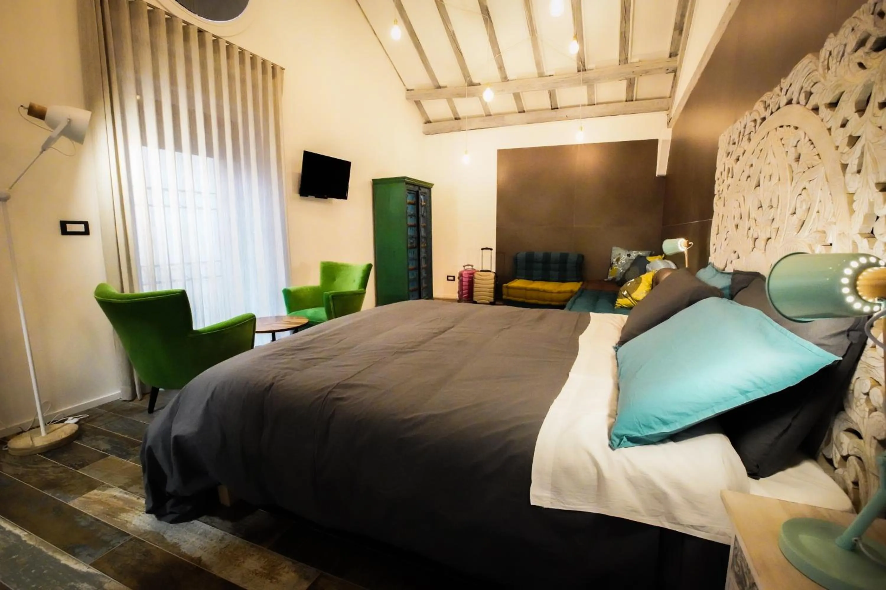 Bedroom, Bed in Rosso Cortese