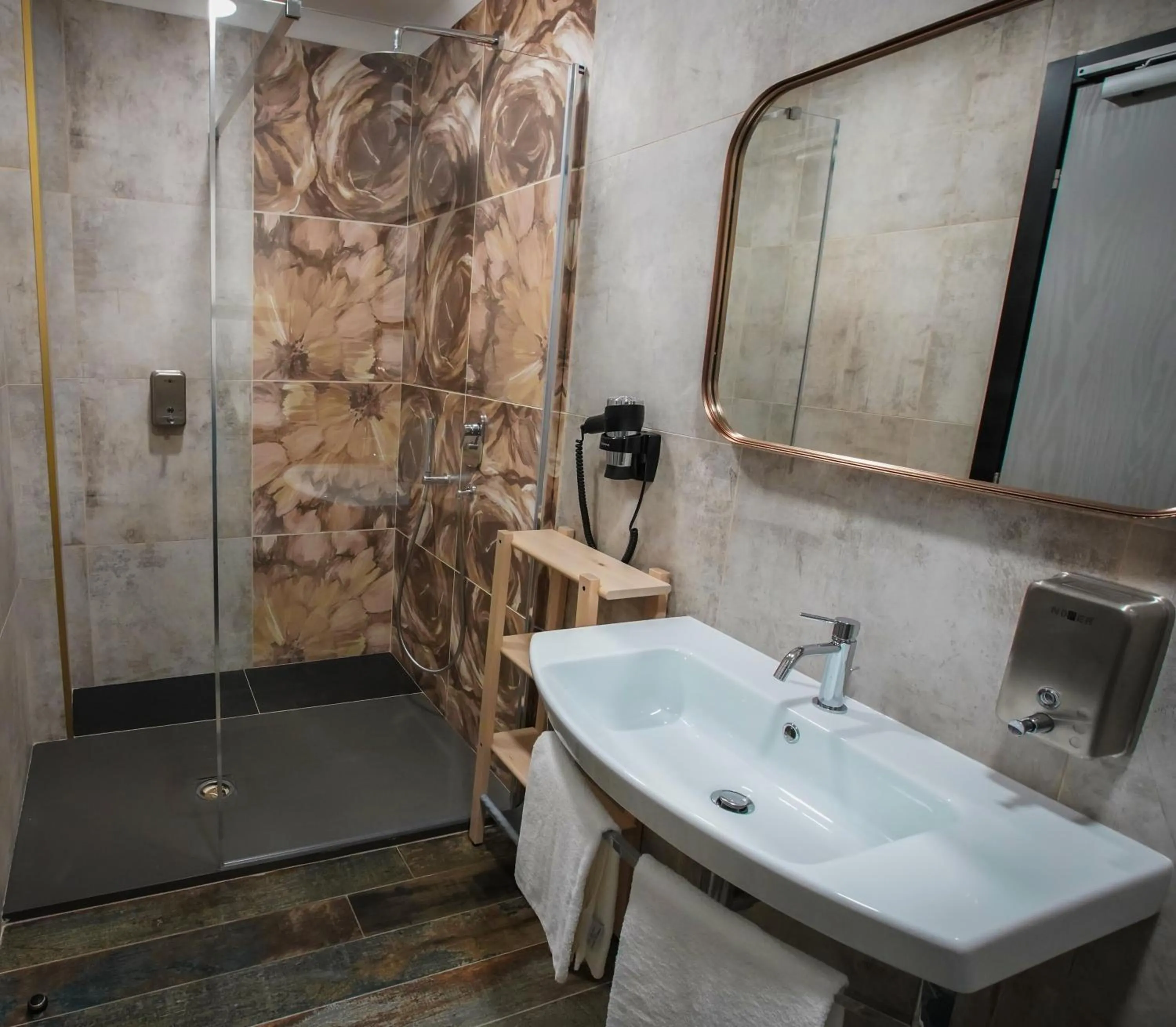 Bedroom in Rosso Cortese