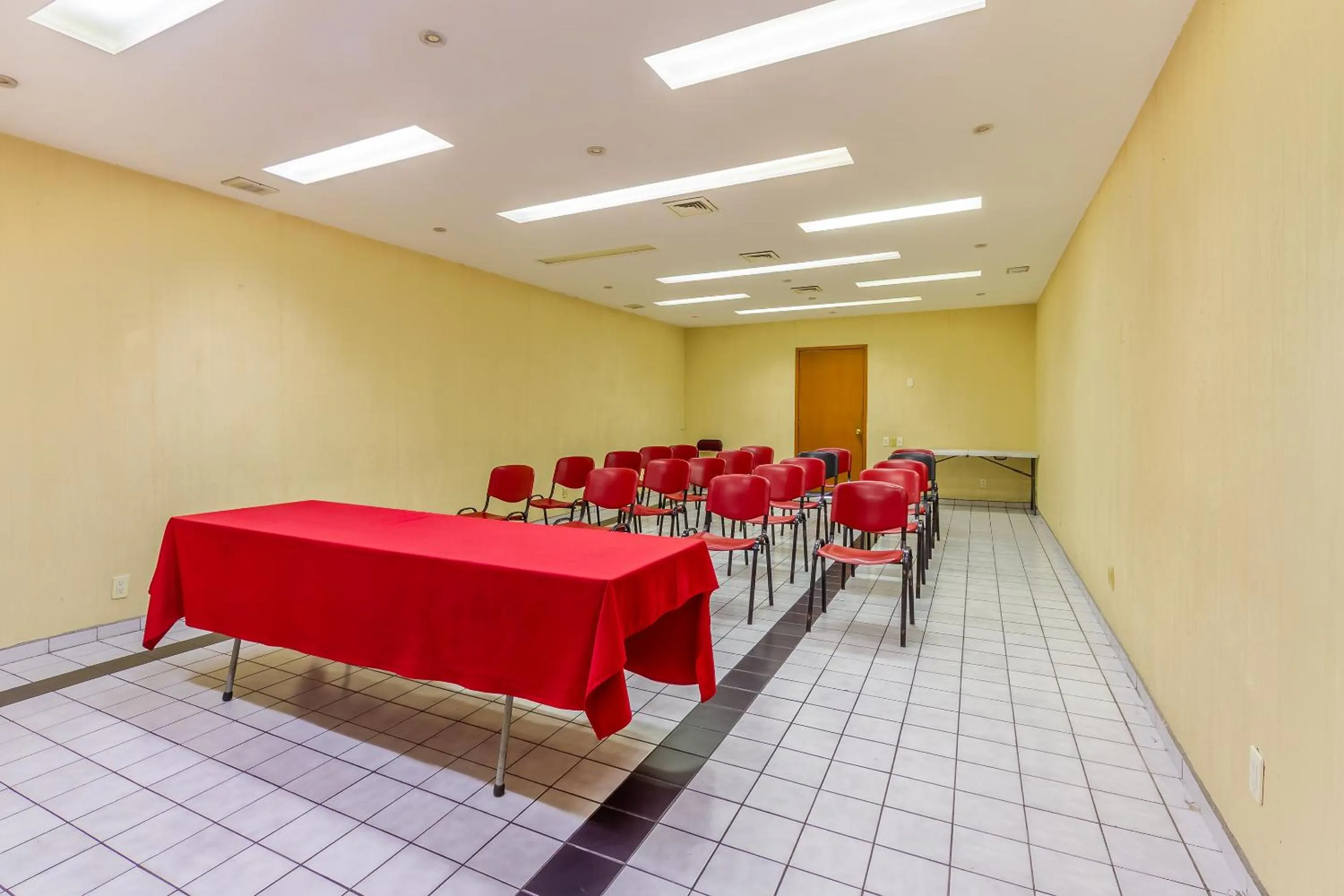 Meeting/conference room in Capital O Nueva Galicia, Guadalajara centro downtown