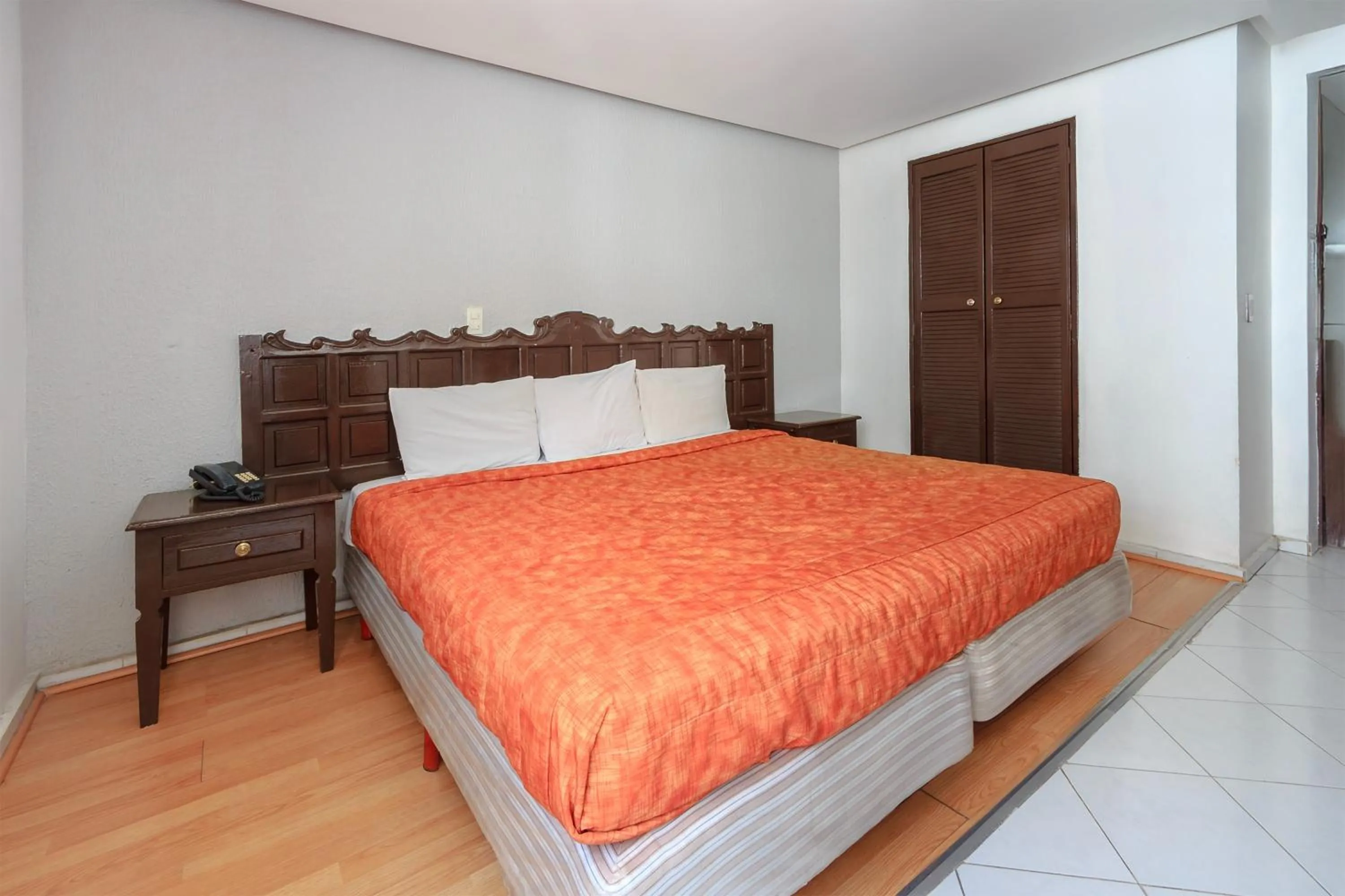 Bedroom, Bed in OYO Hotel Colon Express