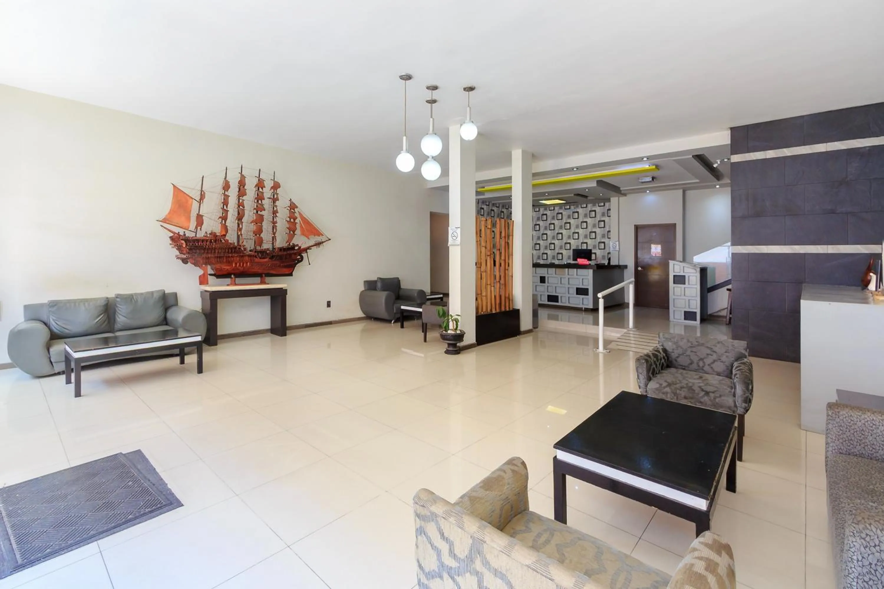 Lobby or reception in OYO Hotel Colon Express