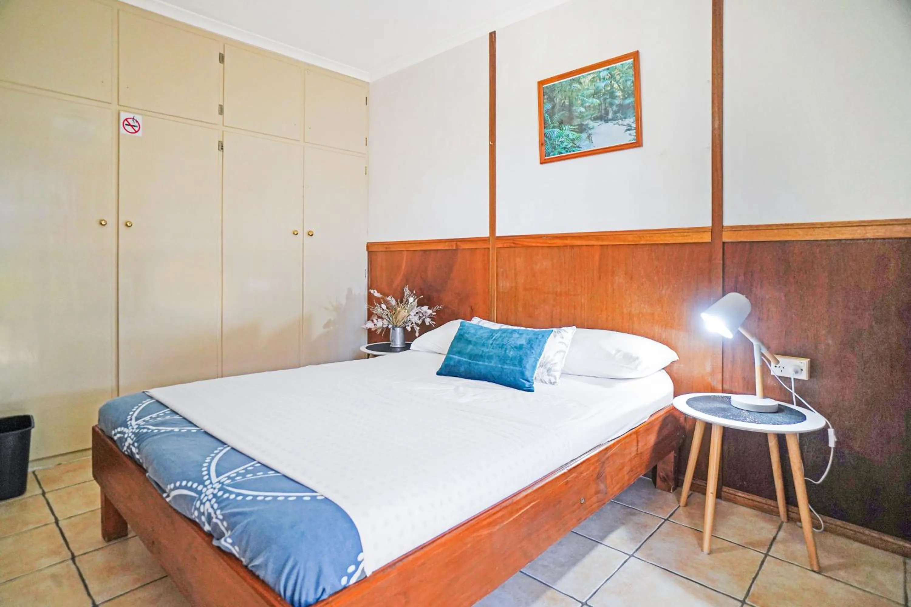 Photo of the whole room, Bed in Woolshed Eco Lodge
