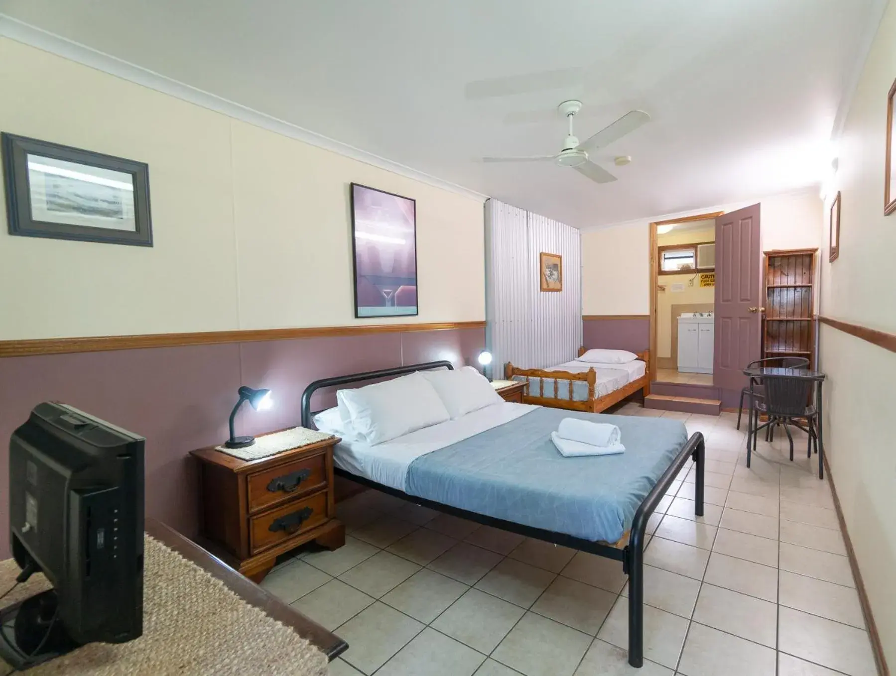 Twin Room with Private Bathroom in Woolshed Eco Lodge Twin Room with Private Bathroom in Woolshed Eco Lodge
