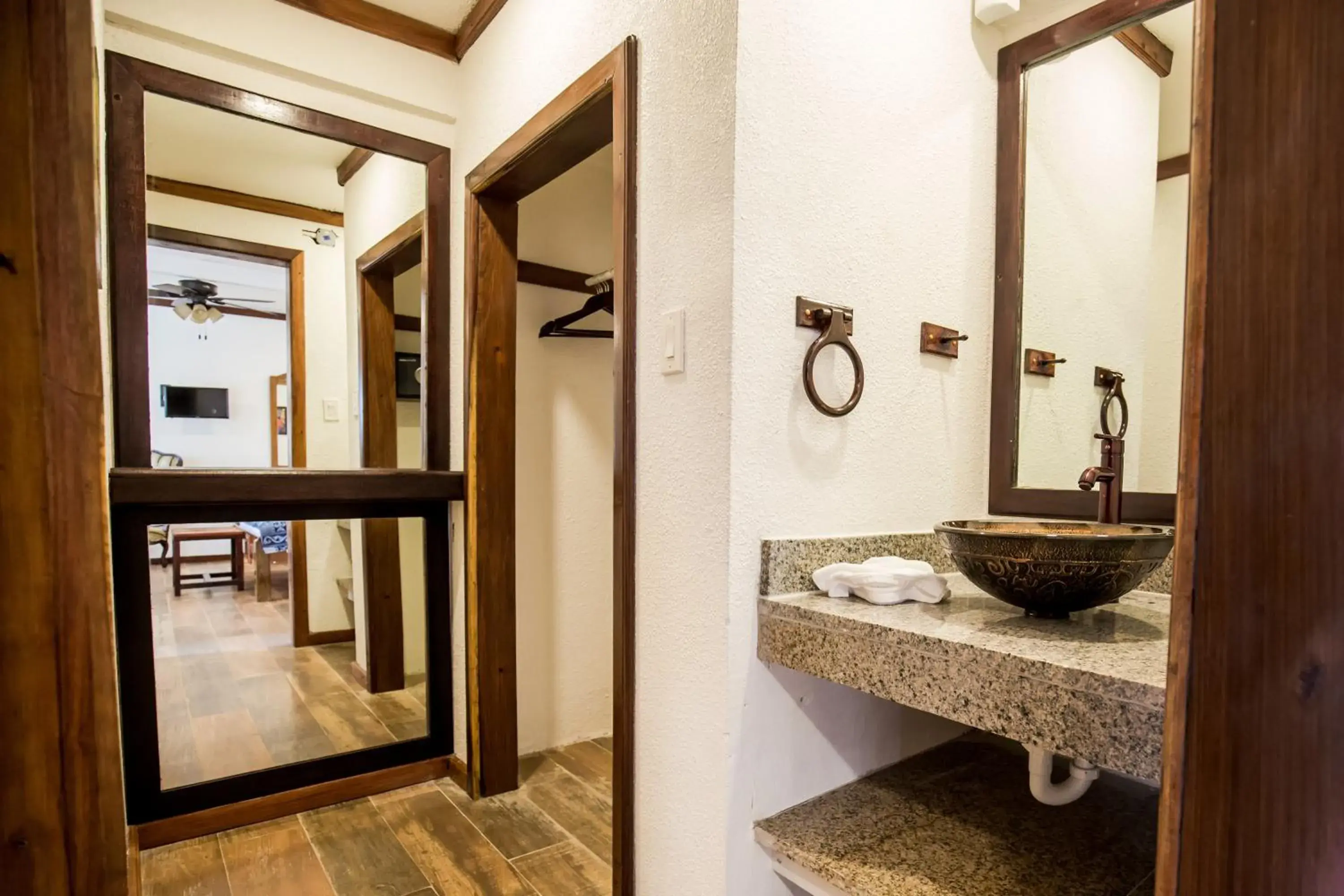 Budget Double Room in Falling Leaves Lodge Budget Double Room in Falling Leaves Lodge