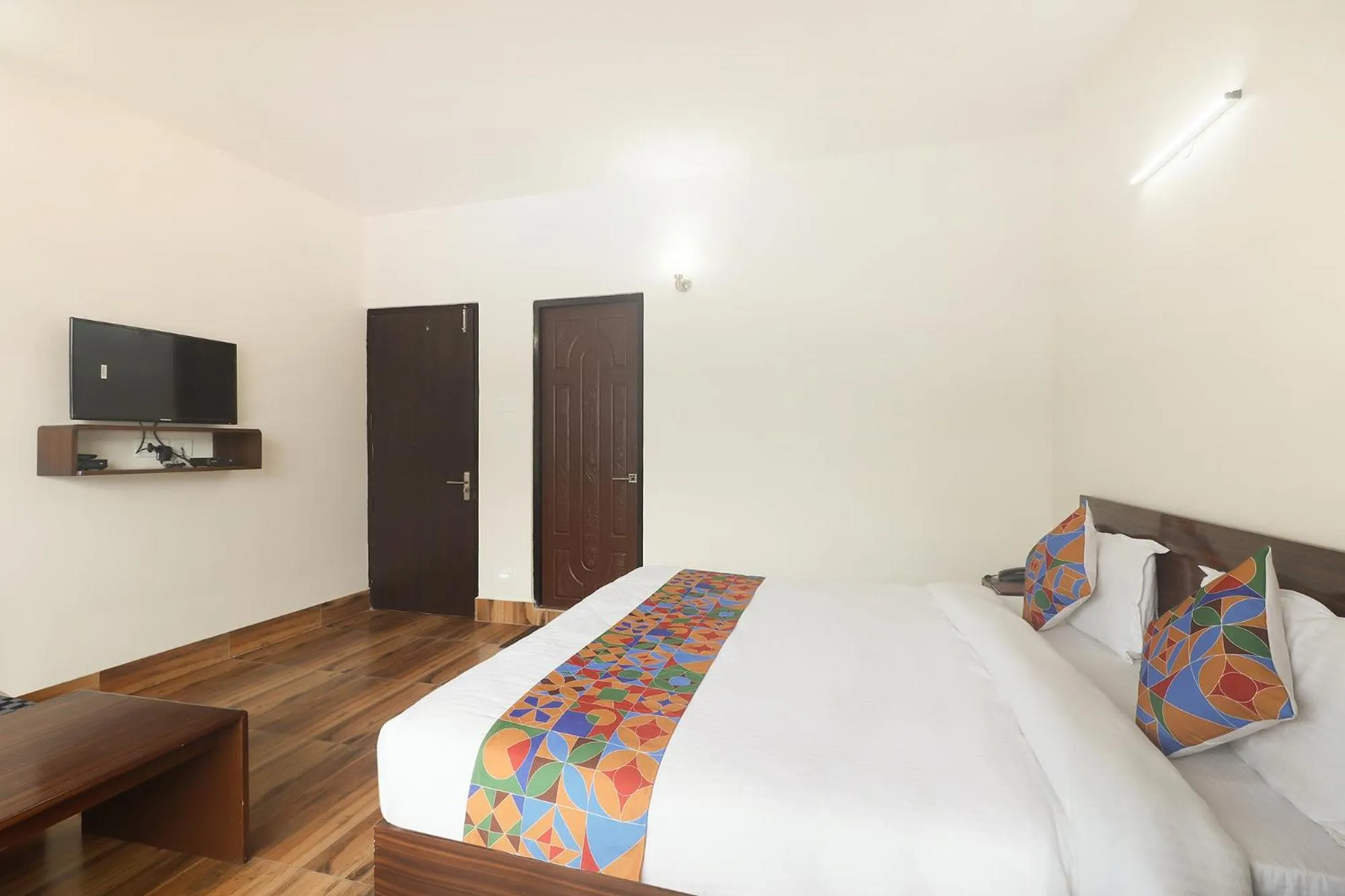 Bed, TV/Entertainment Center in FabHotel Kutighar Regency