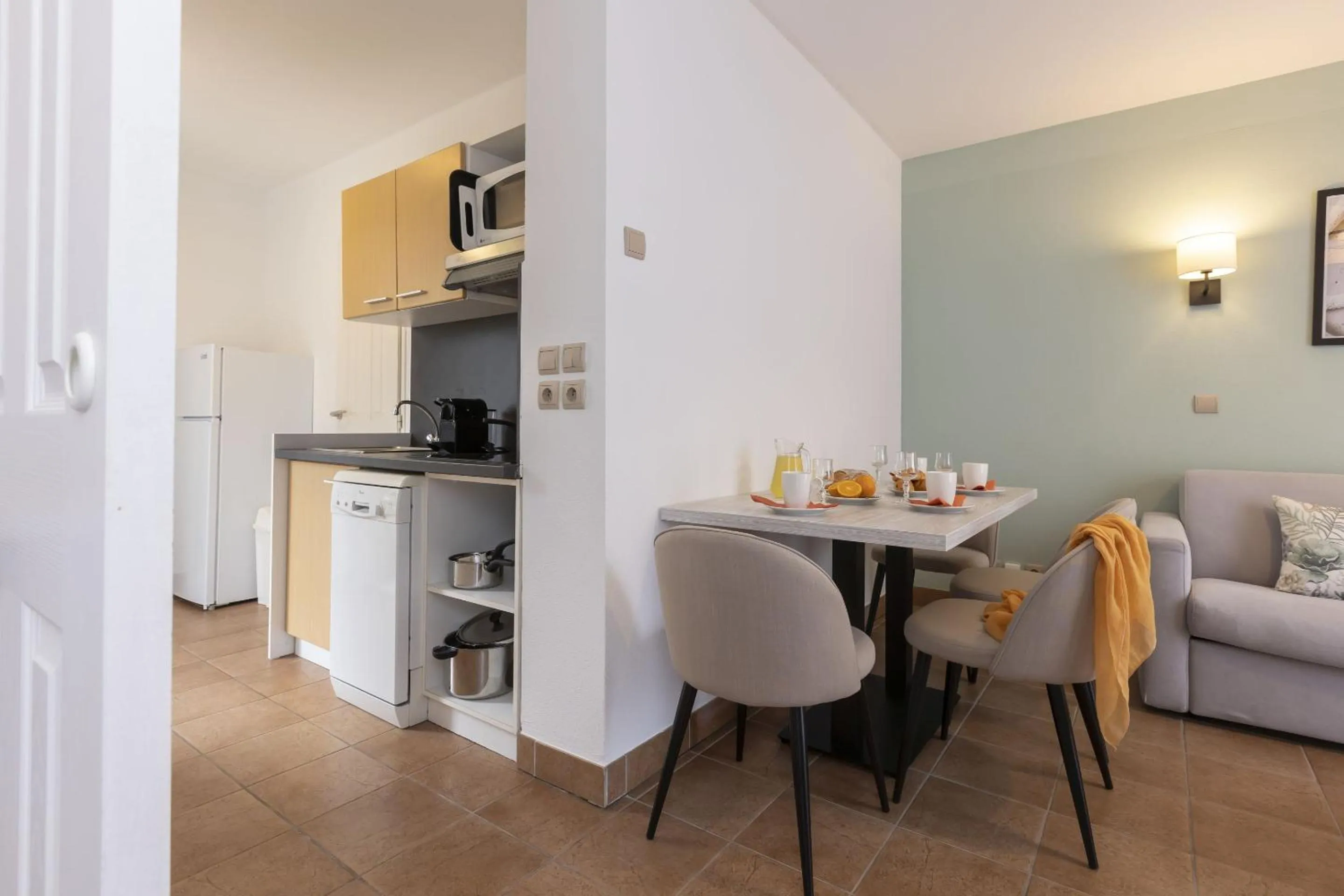 Kitchen or kitchenette in Résidence Odalys Les Greens du Bassin