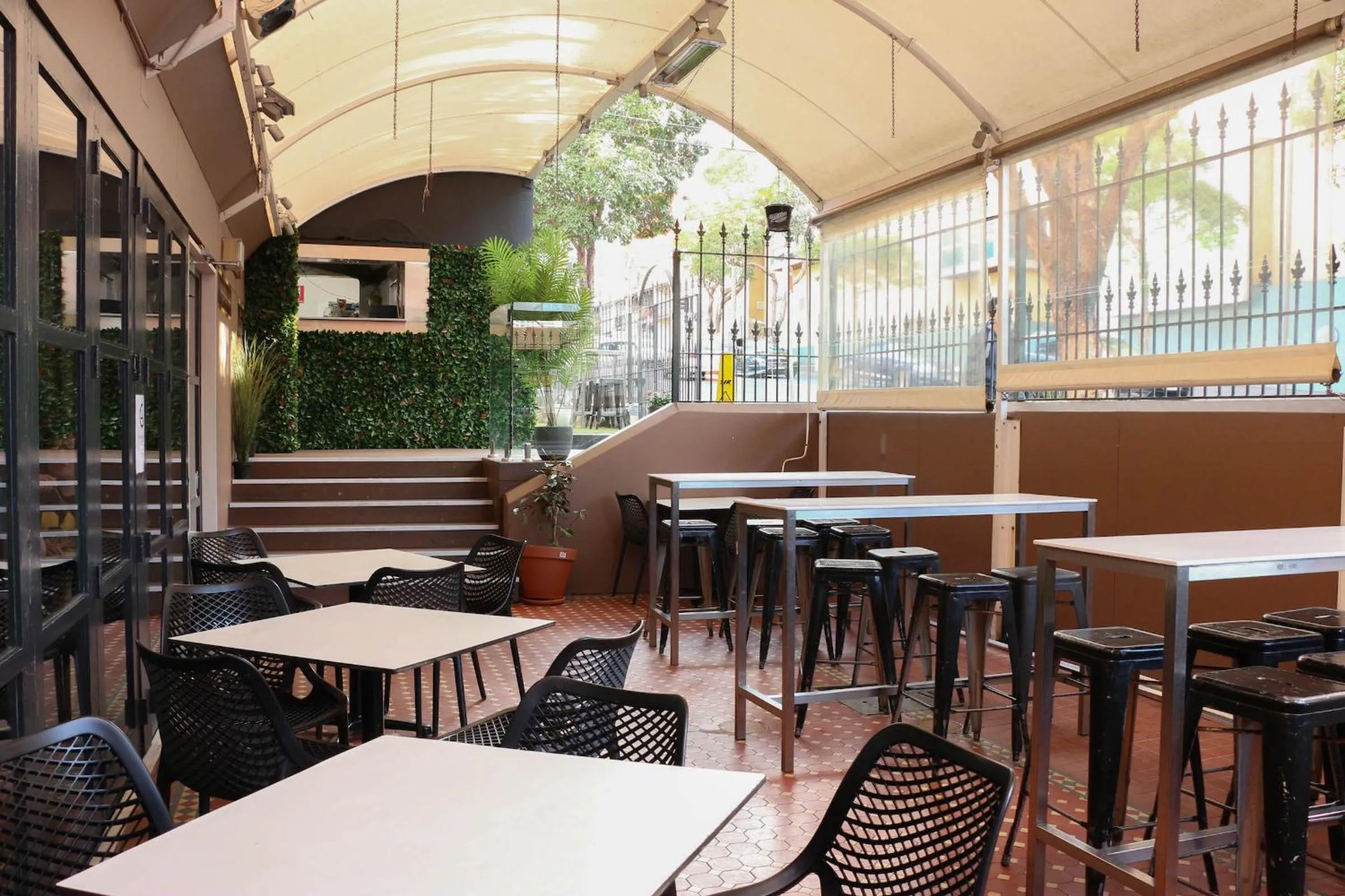 Lounge or bar in Glasgow Arms Hotel Ultimo