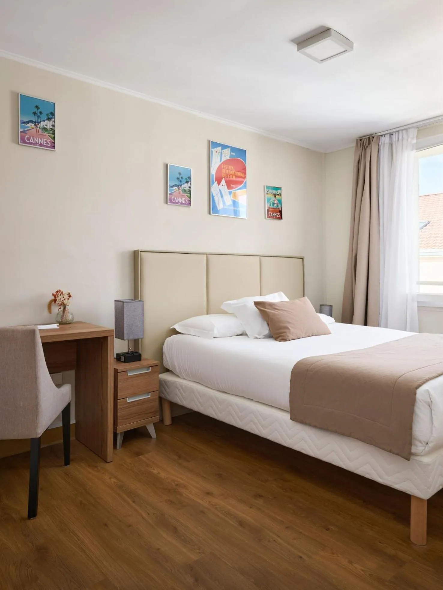 Bed in Hotel des Congrès et Festivals