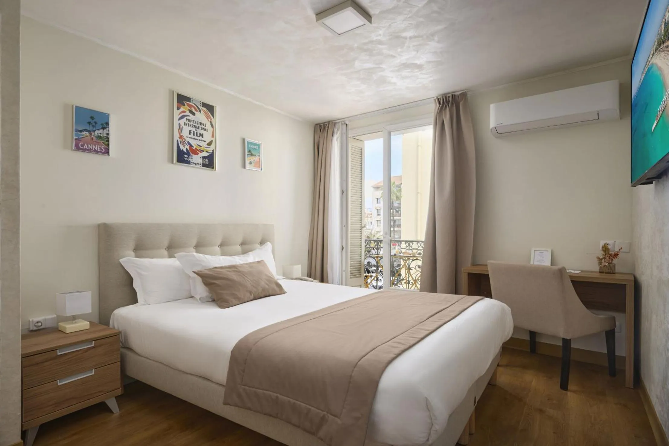 Bed in Hotel des Congrès et Festivals