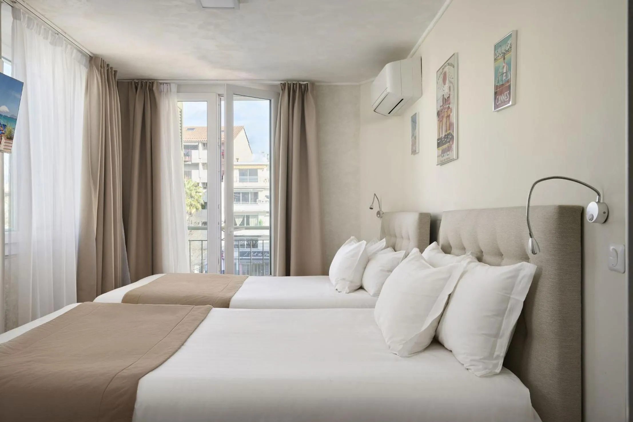 Bed in Hotel des Congrès et Festivals