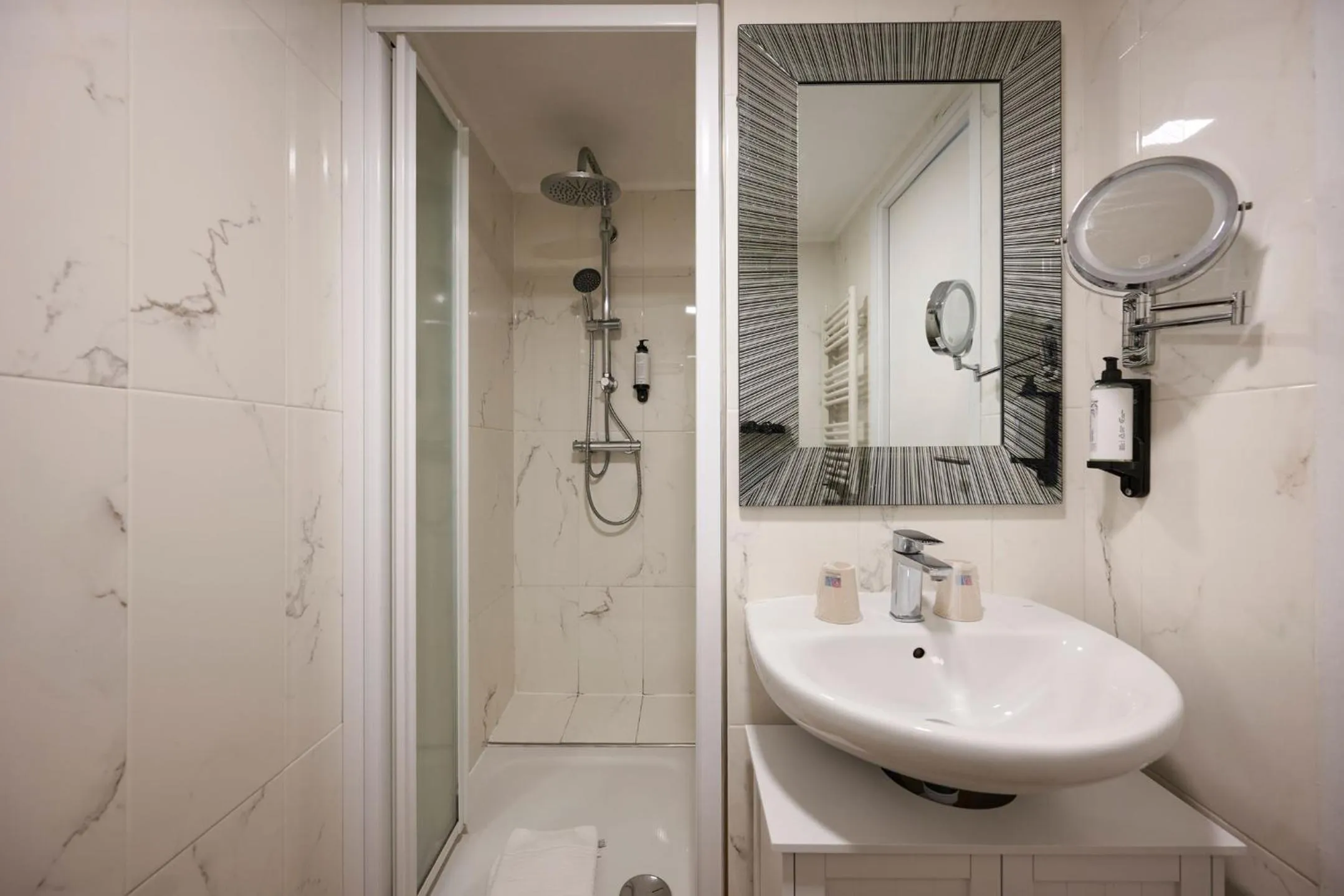 Shower in Hotel des Congrès et Festivals