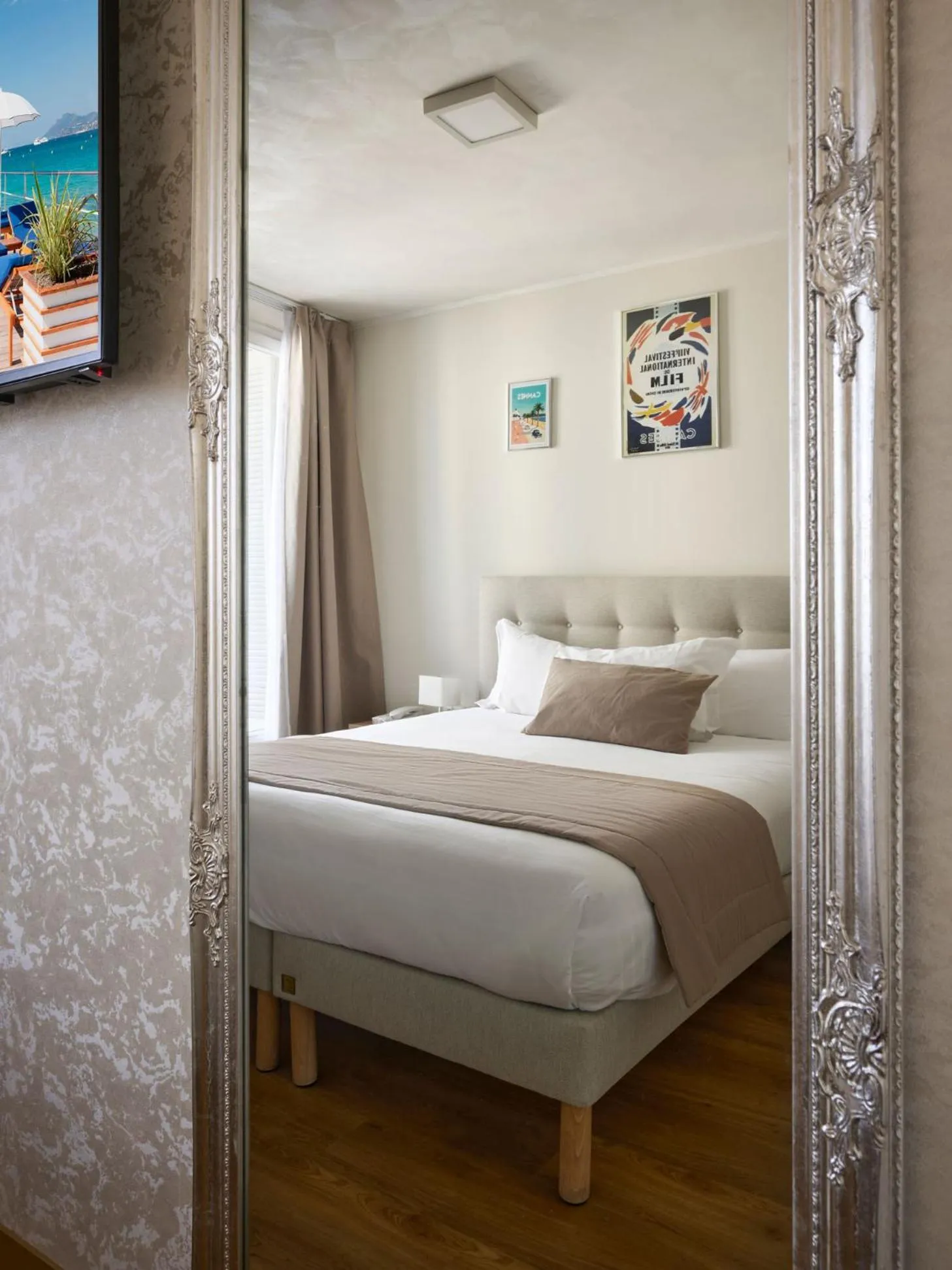 Bed in Hotel des Congrès et Festivals