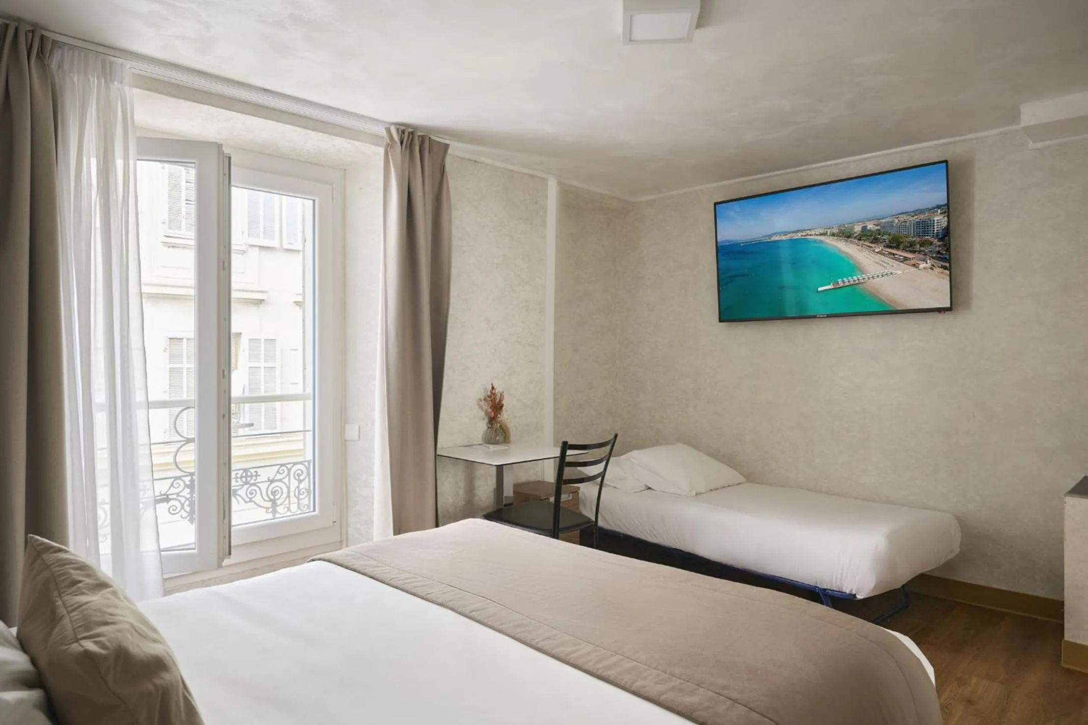 Bed in Hotel des Congrès et Festivals