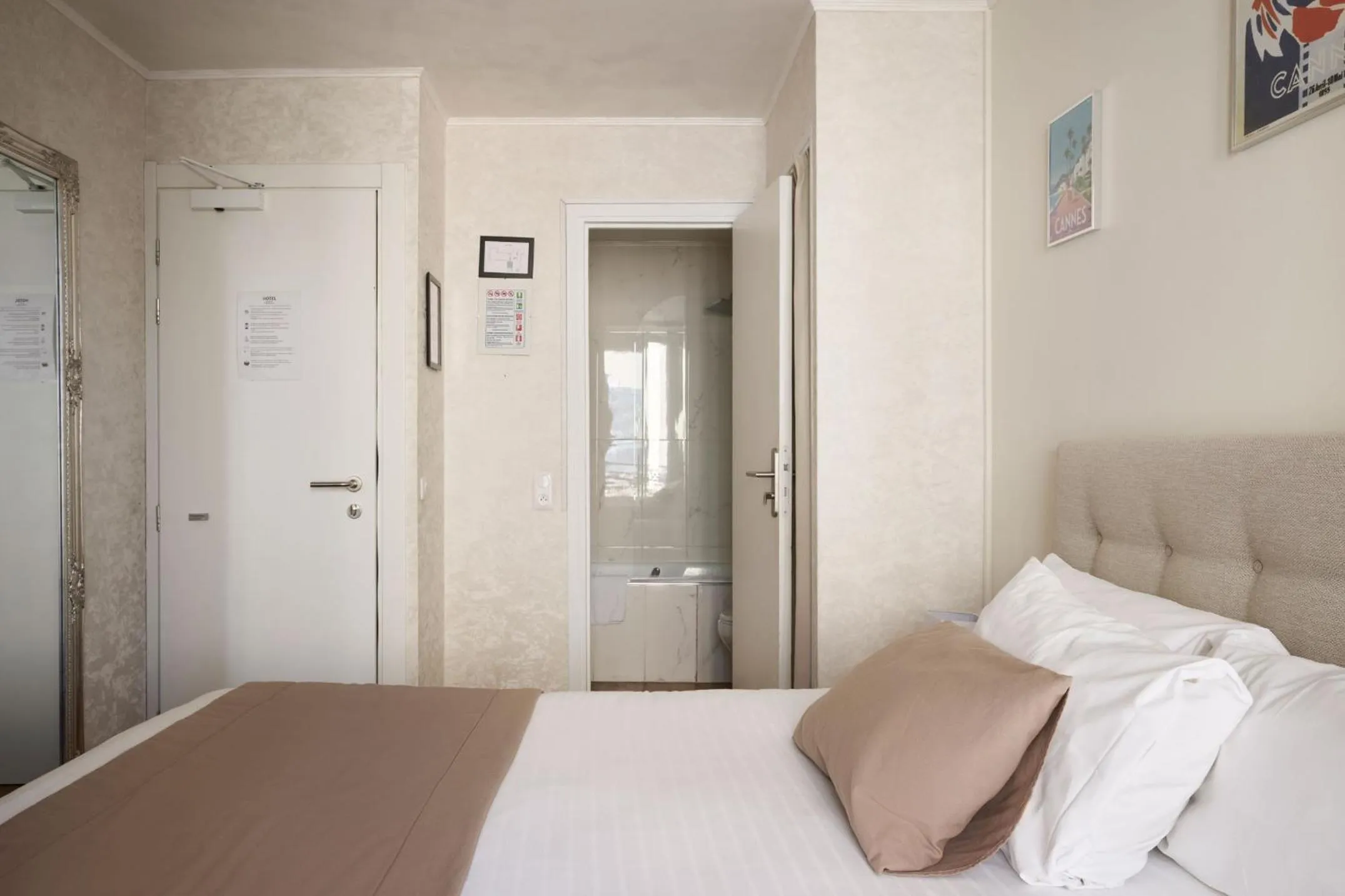 Bed in Hotel des Congrès et Festivals