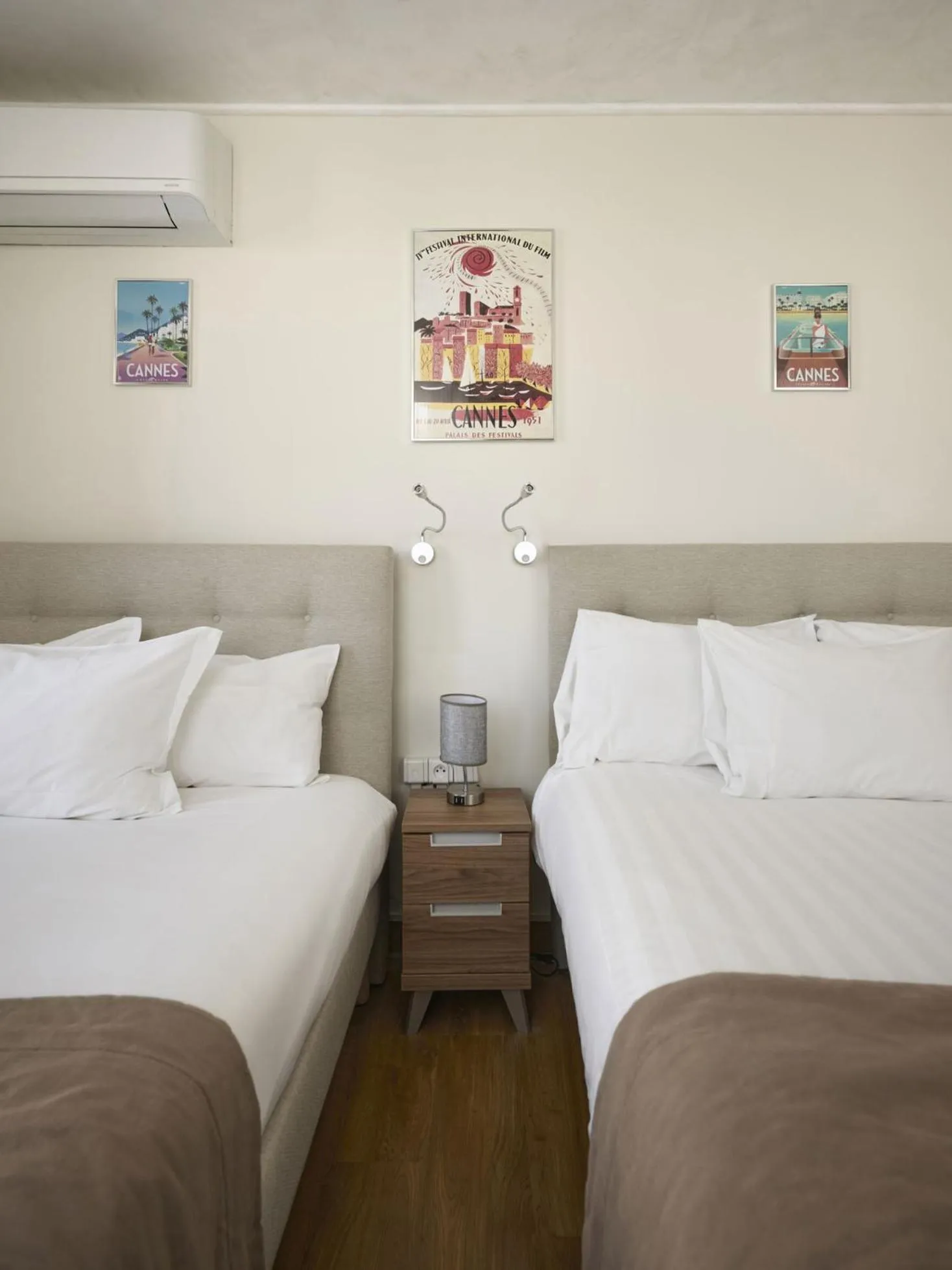 Bed in Hotel des Congrès et Festivals