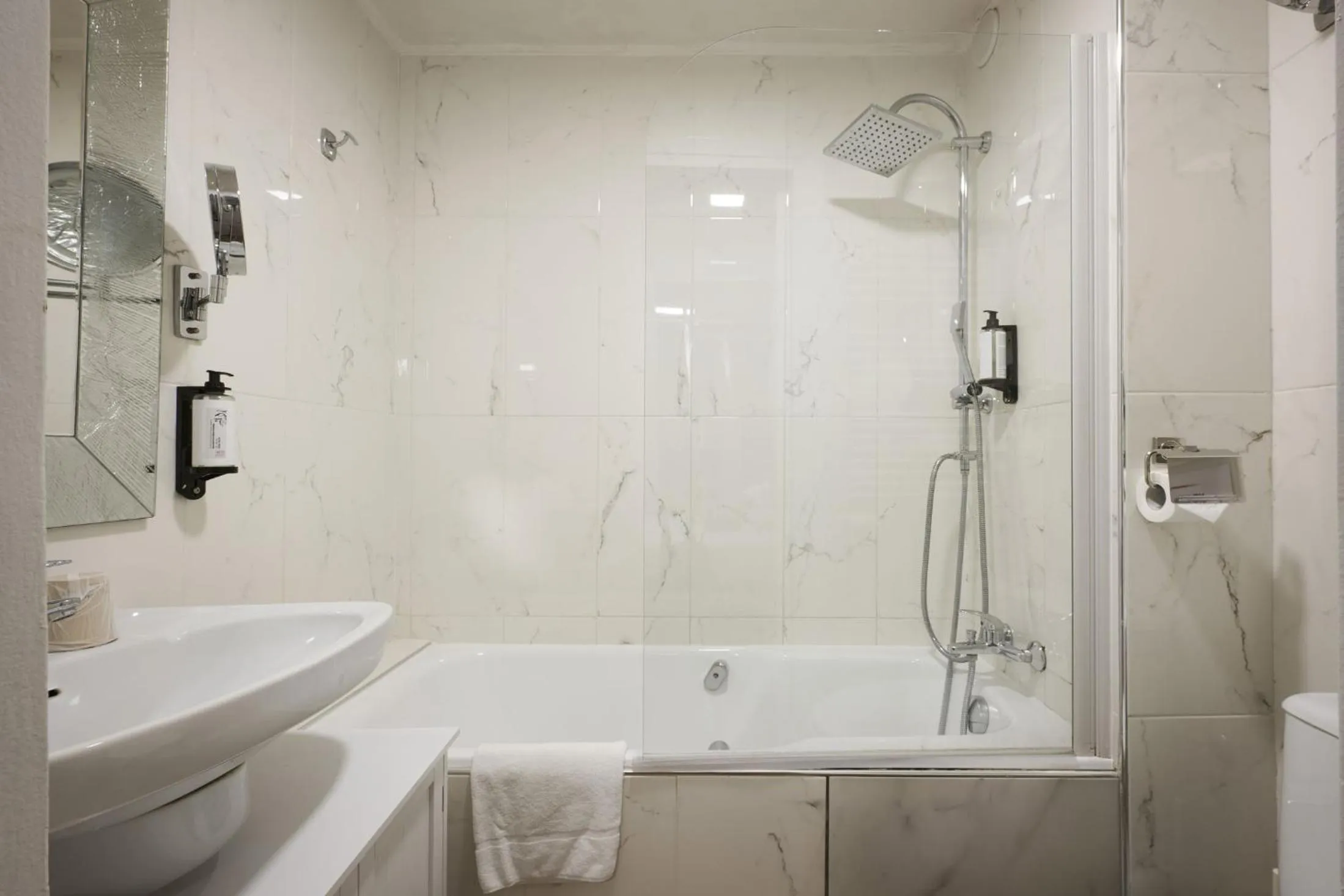 Shower in Hotel des Congrès et Festivals