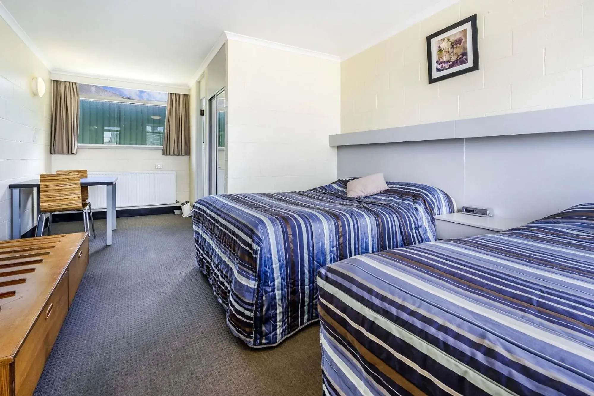 Double or Twin Room - single occupancy in Top of the Town Hotel Motel Double or Twin Room - single occupancy in Top of the Town Hotel Motel