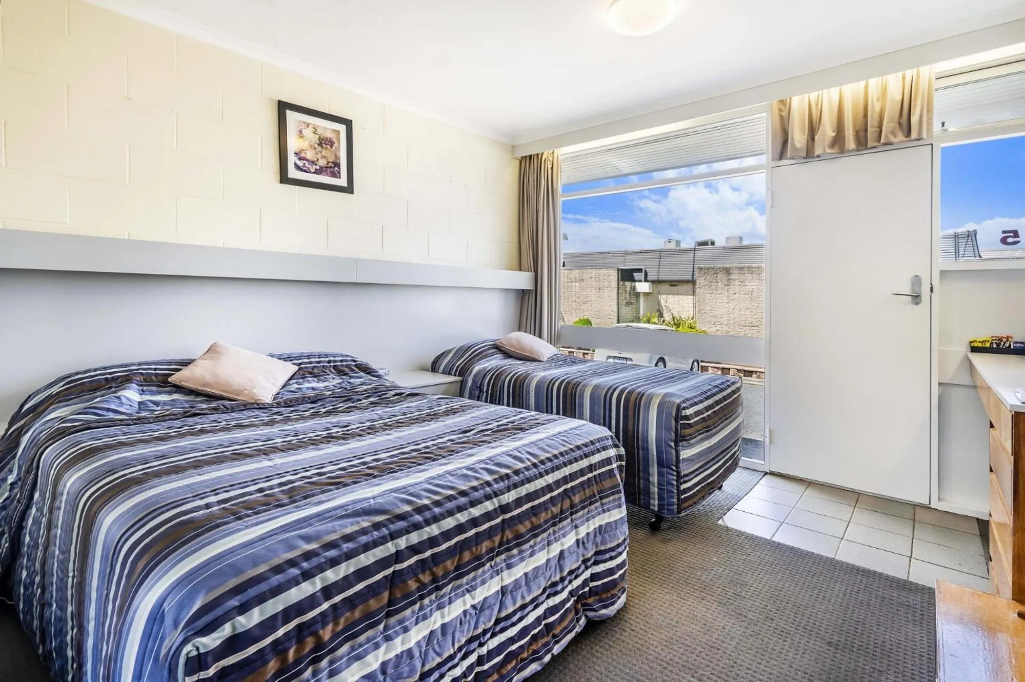 Bed in Top of the Town Hotel Motel