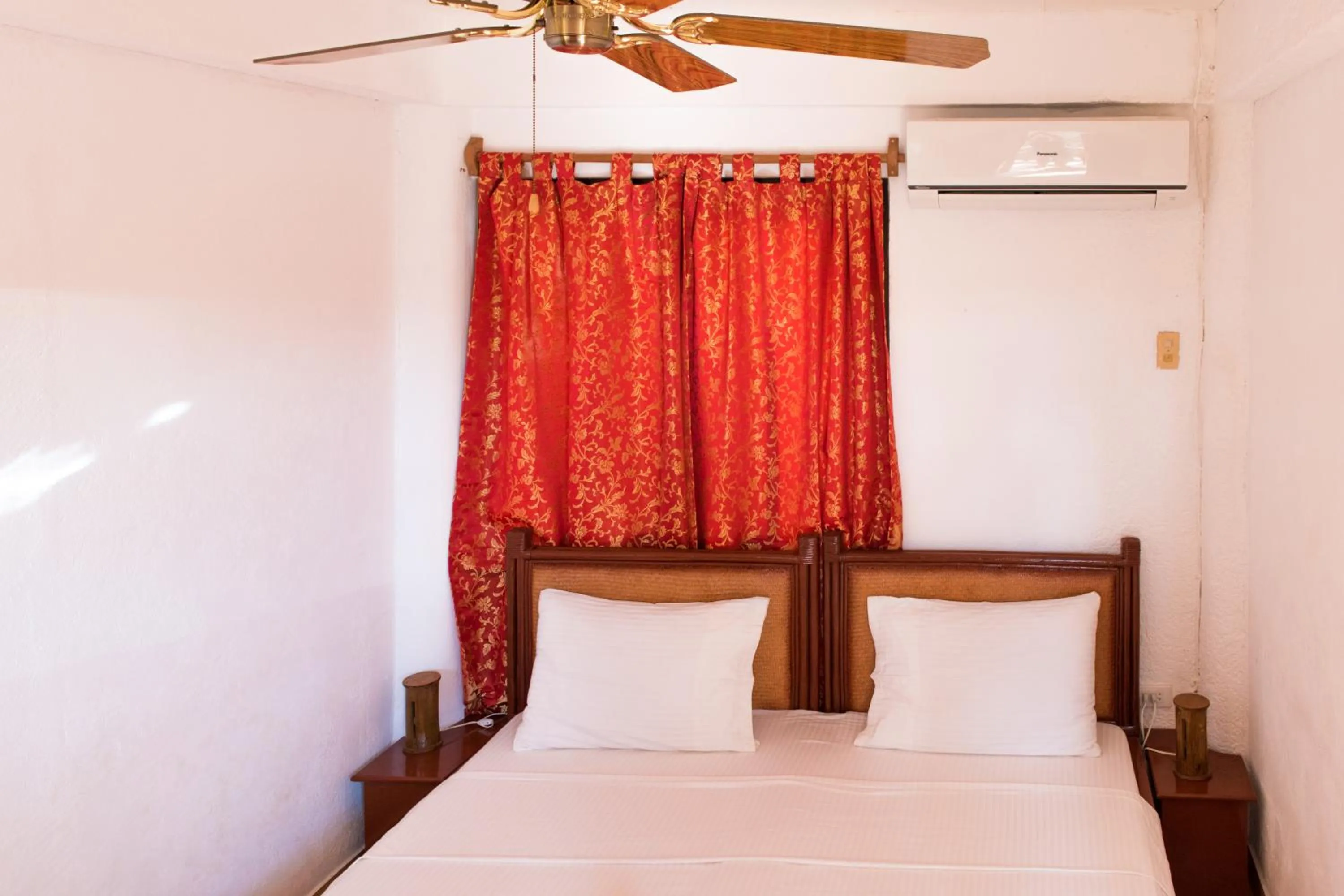 Photo of the whole room, Bed in Alona Vida Beach Resort