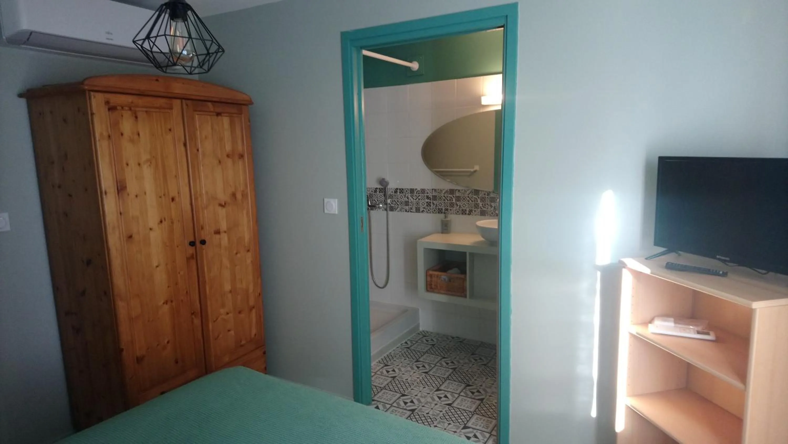 Bathroom, Bed in L'Esperluette en Camargue