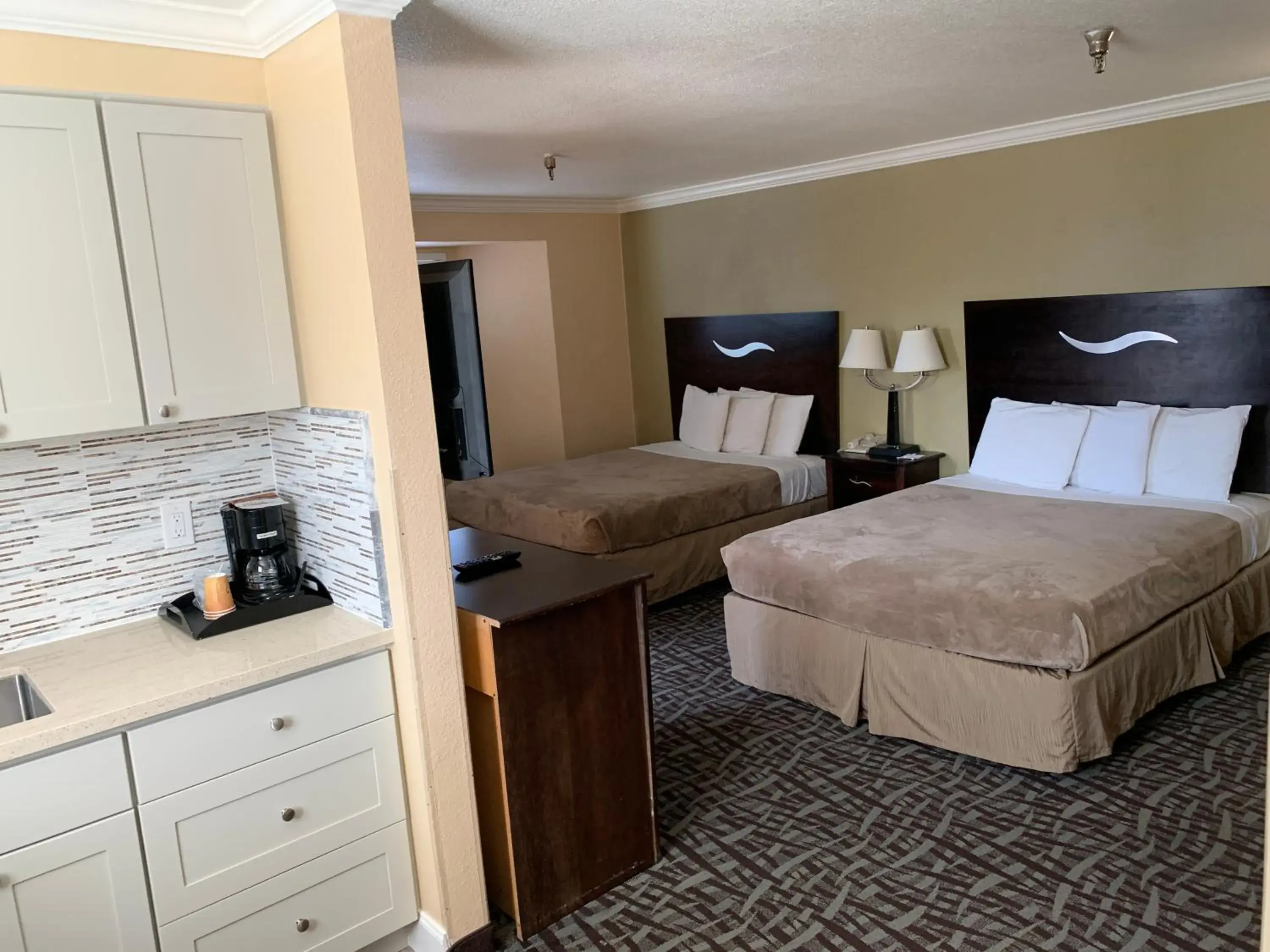 Two Queen Beds Kitchenette Room in PACIFIC DRIFT San Francisco Pacifica Two Queen Beds Kitchenette Room in PACIFIC DRIFT San Francisco Pacifica