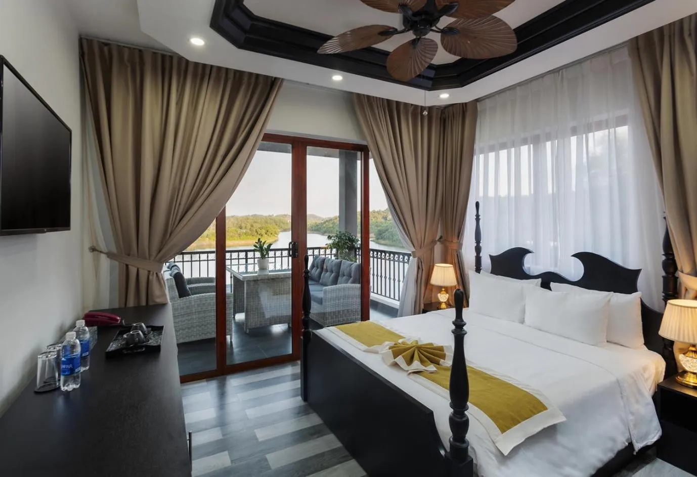 Bed in Phong Nha Lake House Resort