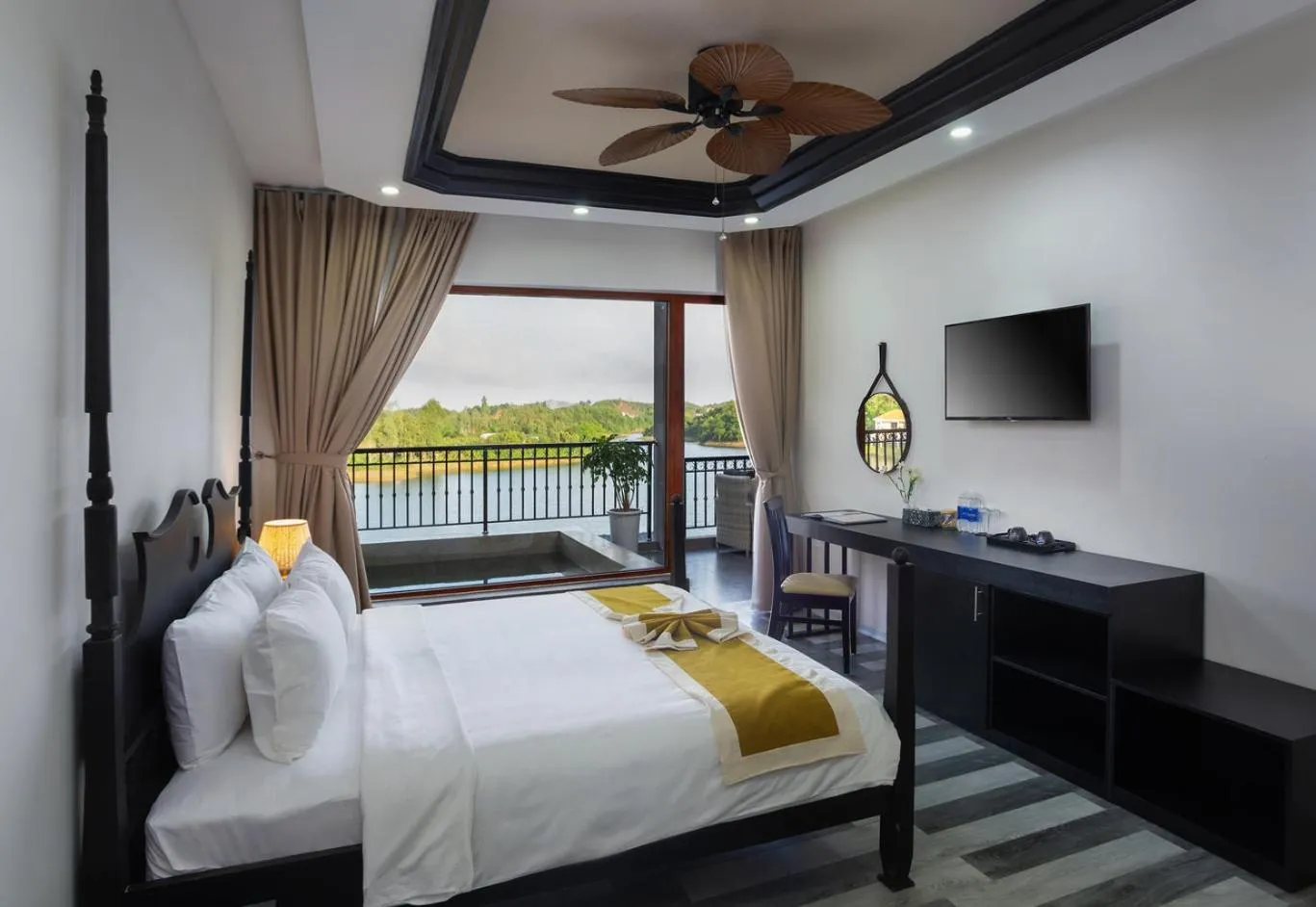 Bed in Phong Nha Lake House Resort