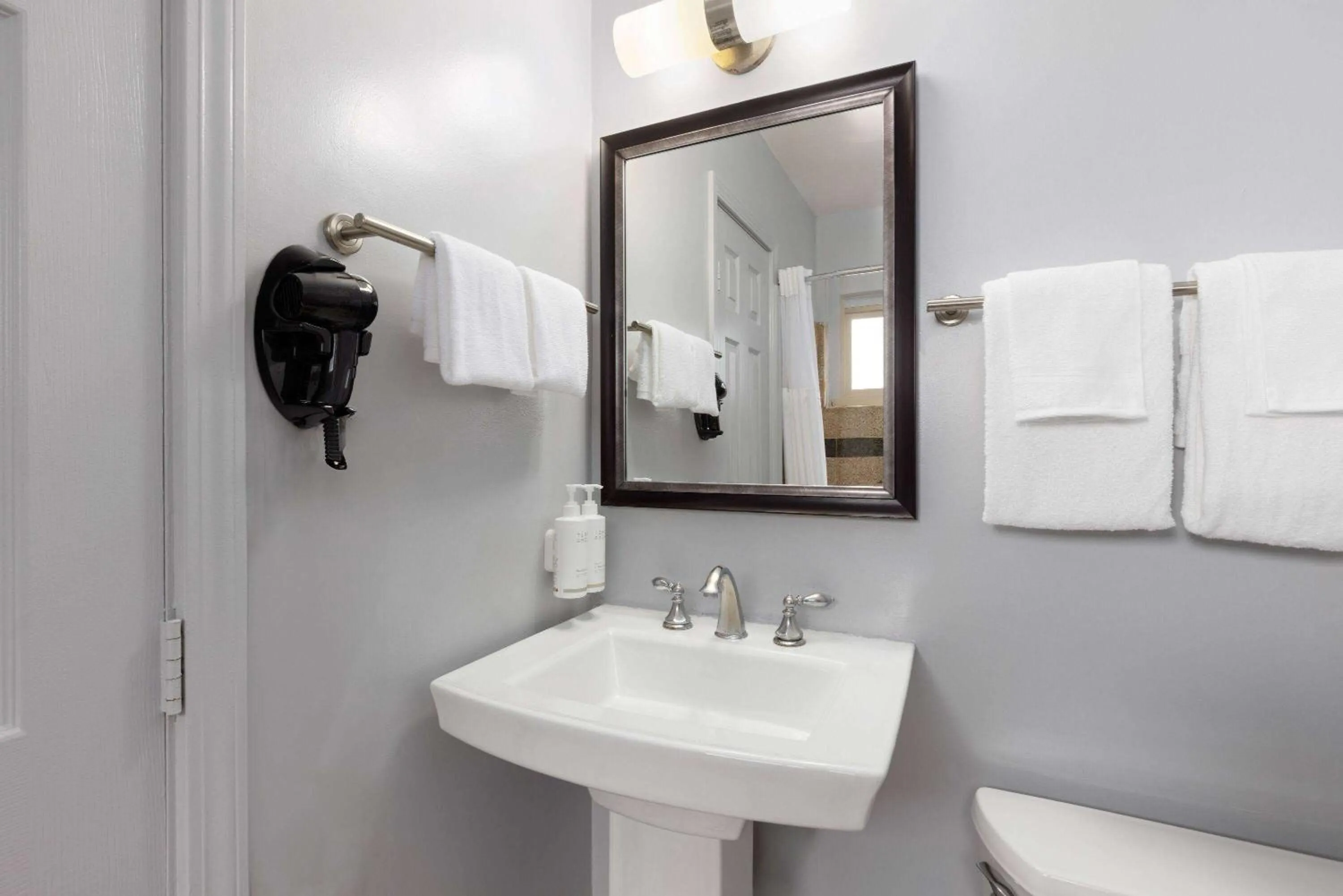 Bathroom in Travelodge by Wyndham by Fisherman's Wharf