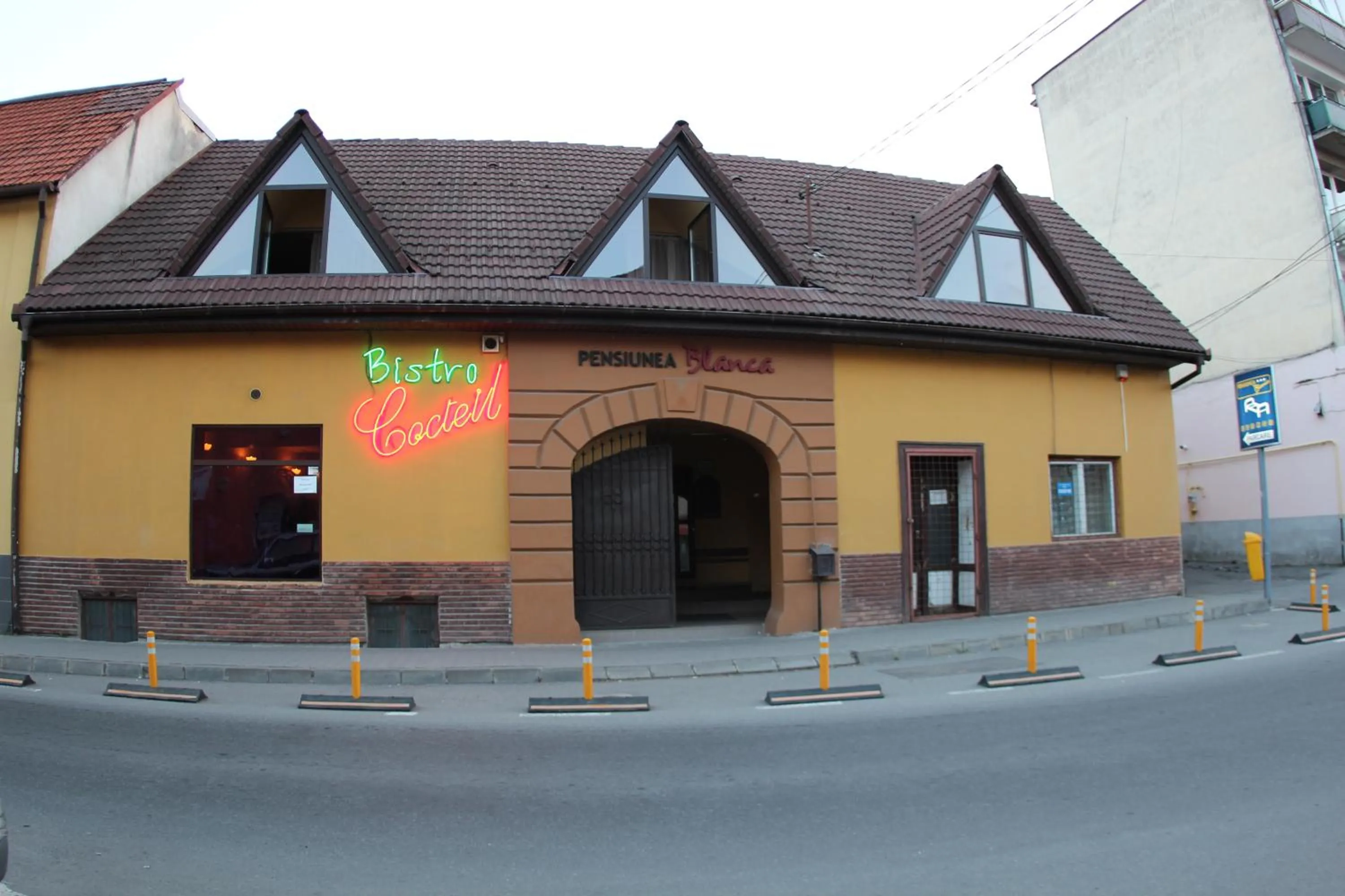 Facade/entrance in Pensiunea Blanca