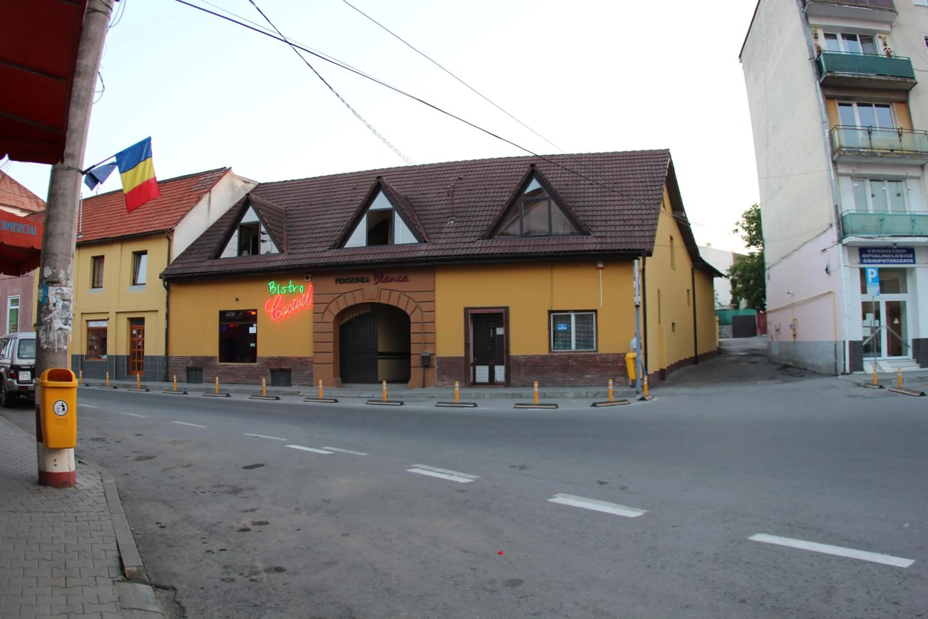 Facade/entrance in Pensiunea Blanca