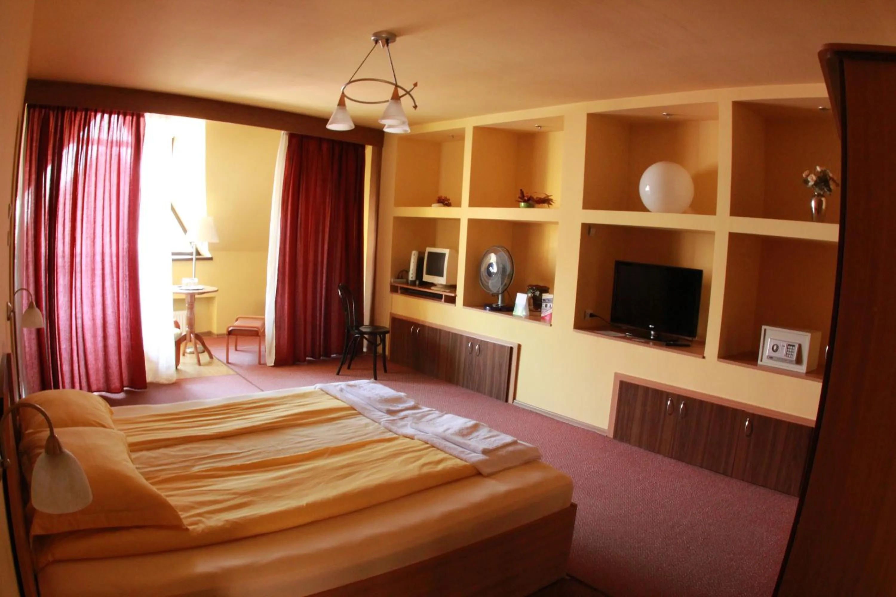 Photo of the whole room, Bed in Pensiunea Blanca