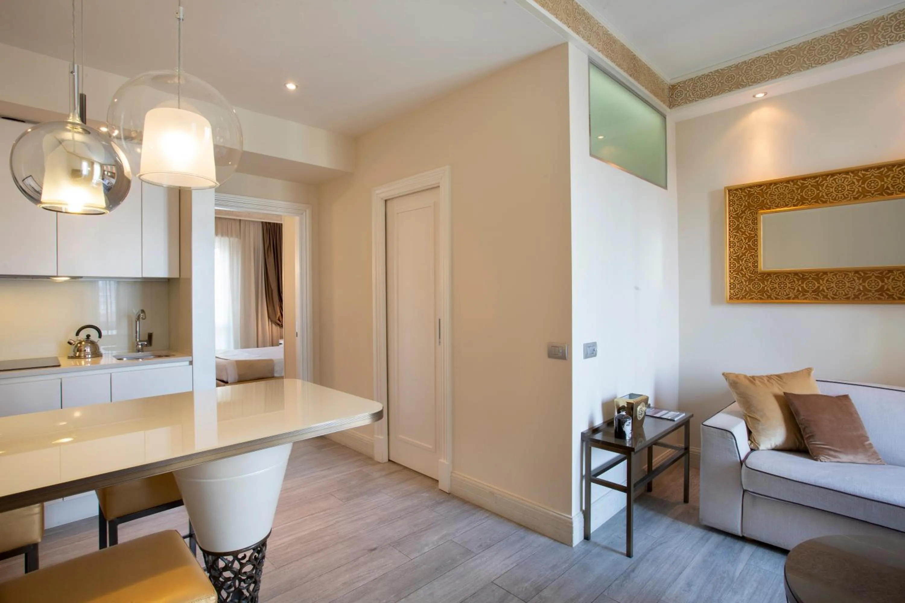 Kitchen or kitchenette, Bed in Suite Milano Duomo