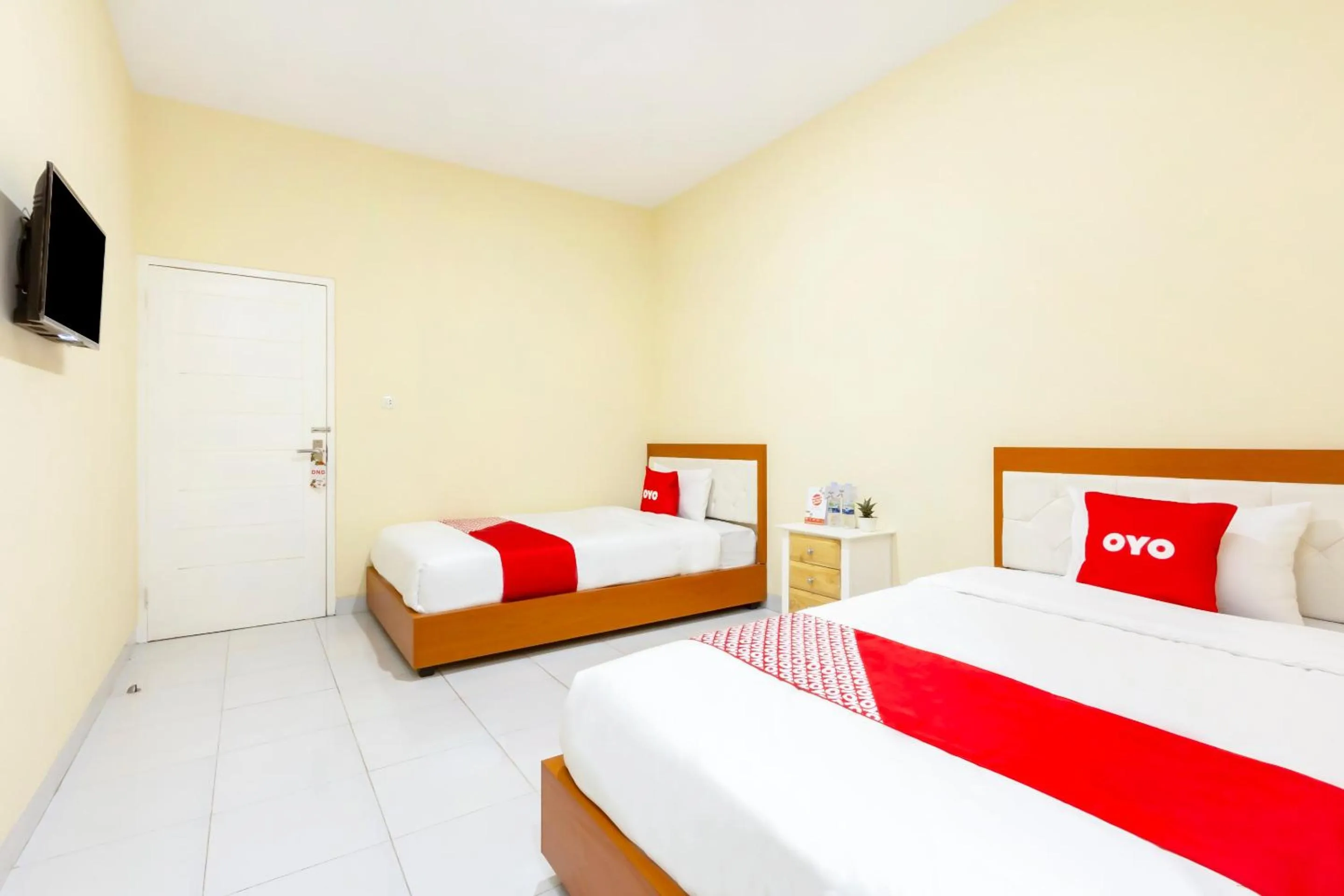 Bedroom, Bed in Hotel O Yogyakarta near Universitas Gadjah Mada formerly Sellinas Guesthouse