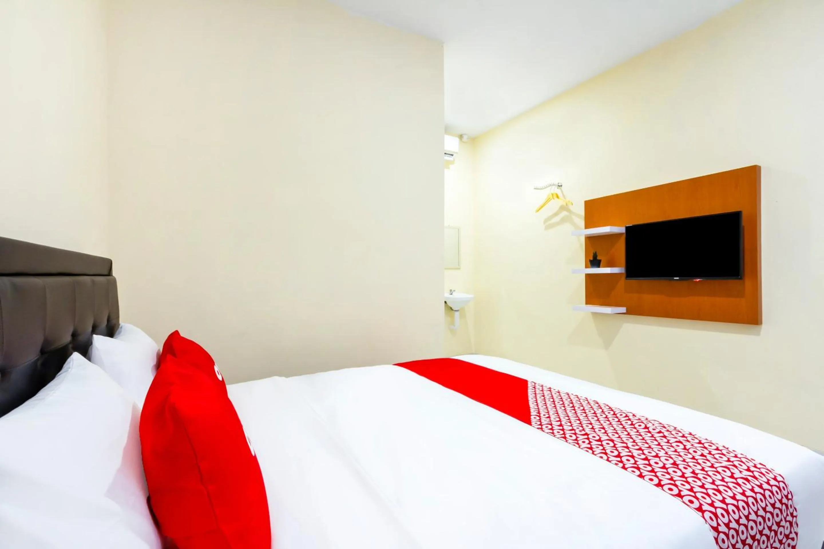 Bedroom, Bed in Hotel O Yogyakarta near Universitas Gadjah Mada formerly Sellinas Guesthouse