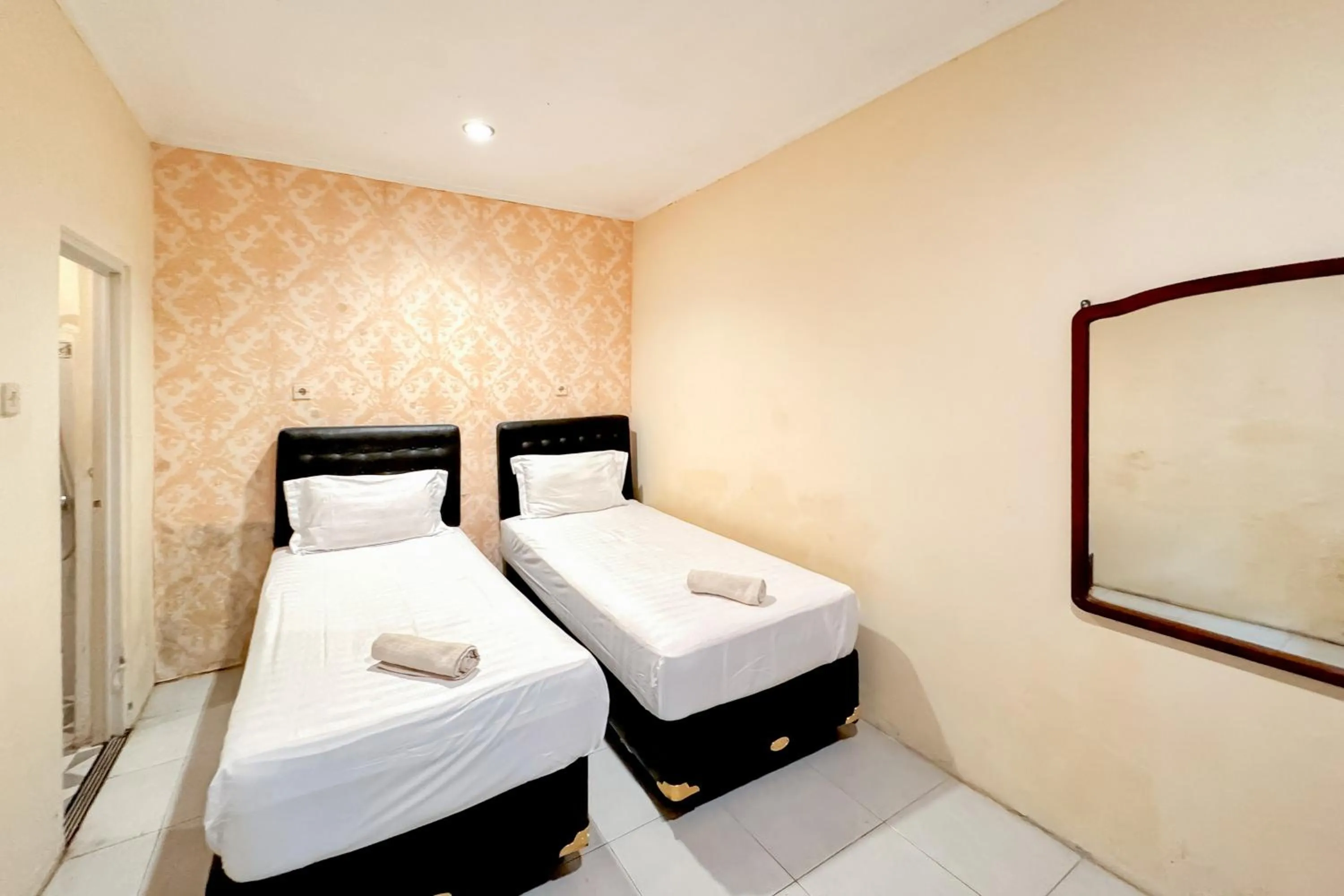 Bedroom, Bed in Perdana Kasih Hotel Pemuda Klaten Mitra RedDoorz