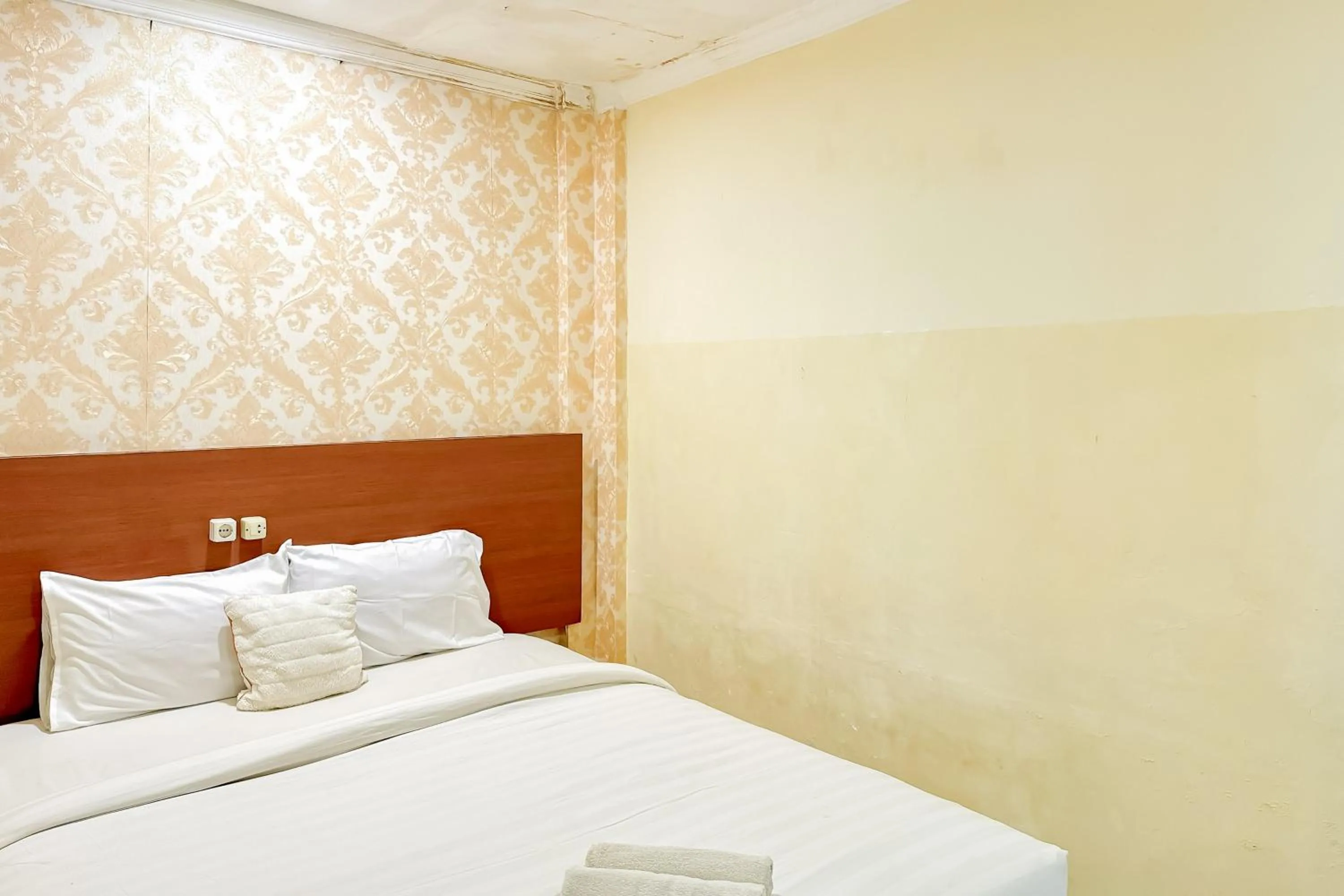 Bedroom, Bed in Perdana Kasih Hotel Pemuda Klaten Mitra RedDoorz