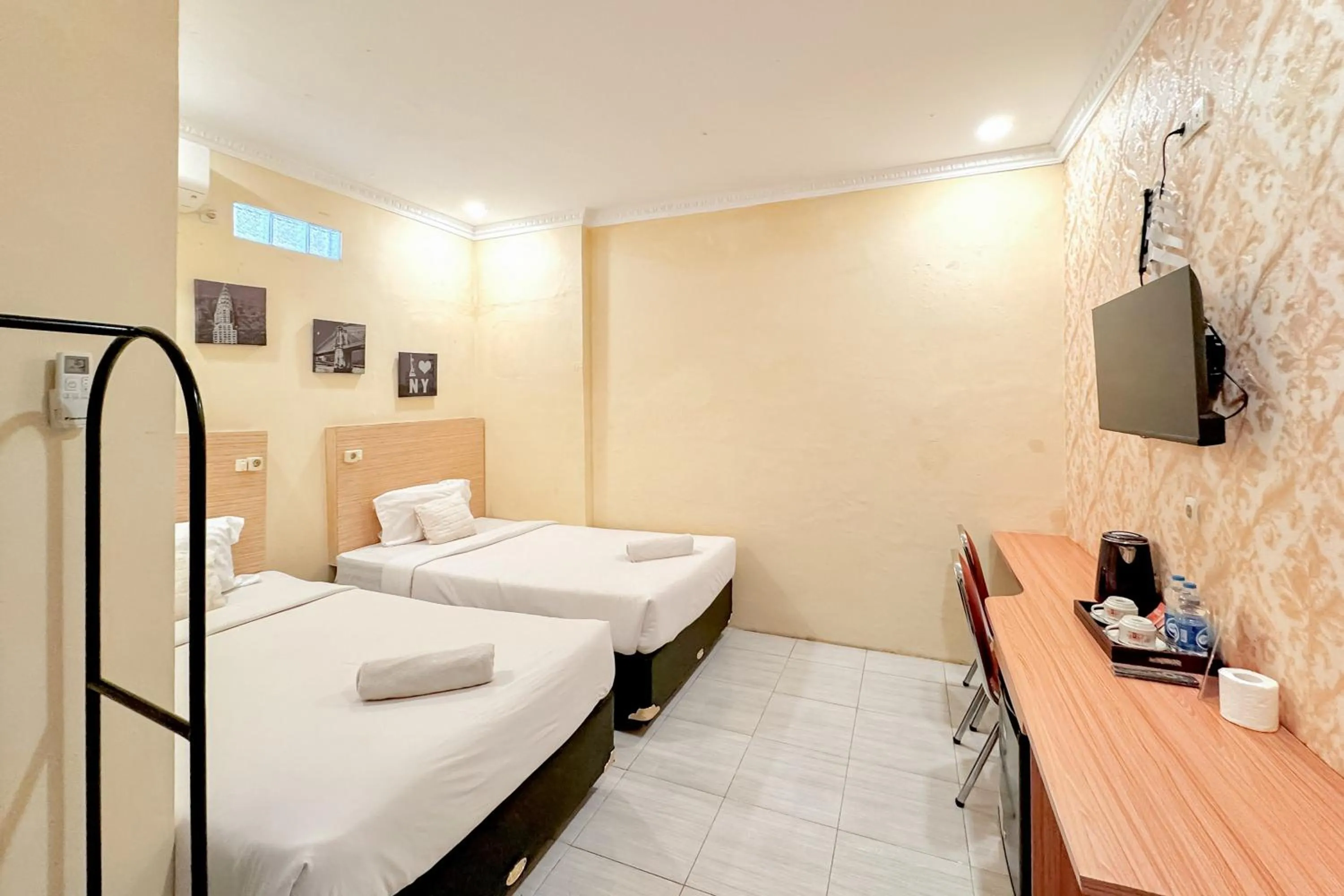 Bedroom, Bed in Perdana Kasih Hotel Pemuda Klaten Mitra RedDoorz