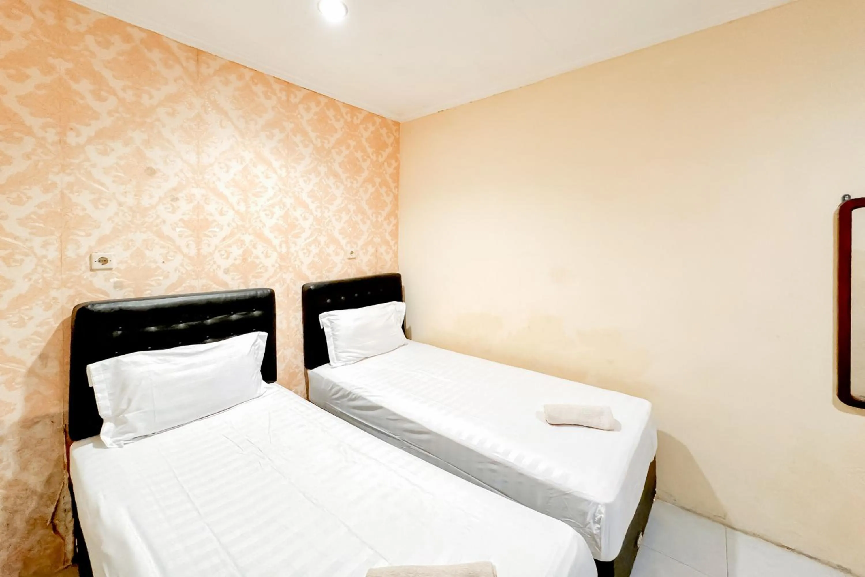 Bedroom, Bed in Perdana Kasih Hotel Pemuda Klaten Mitra RedDoorz