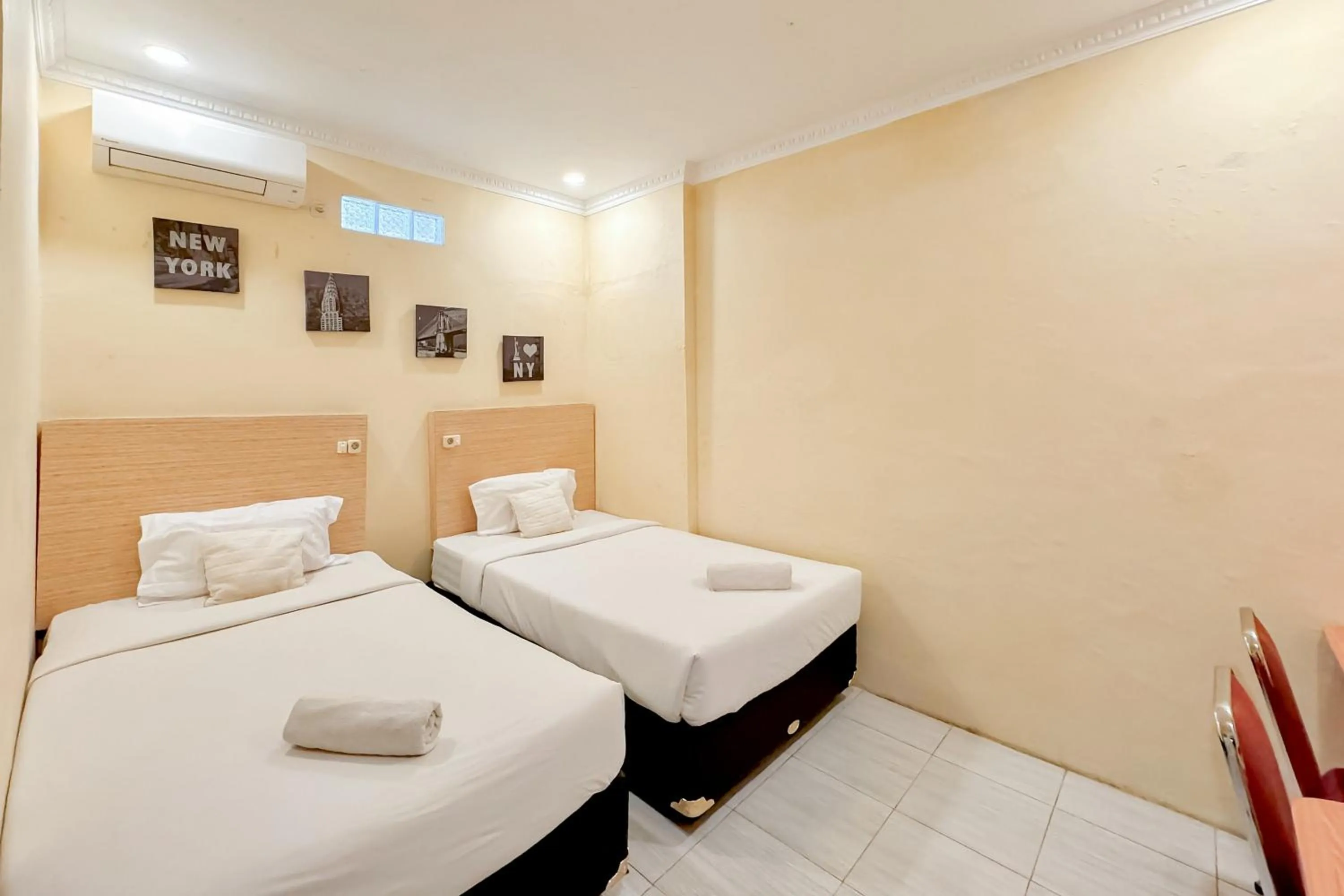 Bedroom, Bed in Perdana Kasih Hotel Pemuda Klaten Mitra RedDoorz