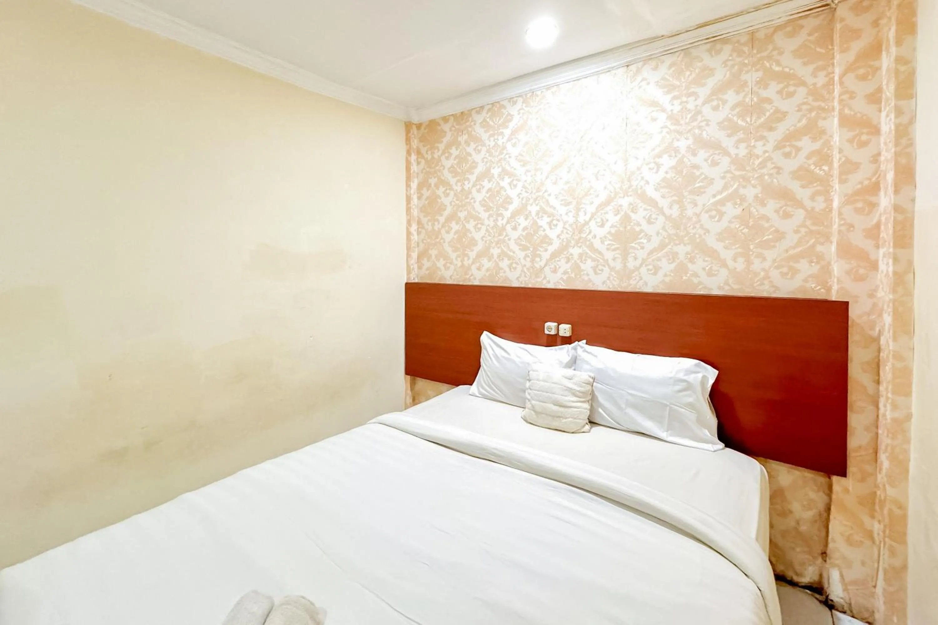 Bedroom, Bed in Perdana Kasih Hotel Pemuda Klaten Mitra RedDoorz